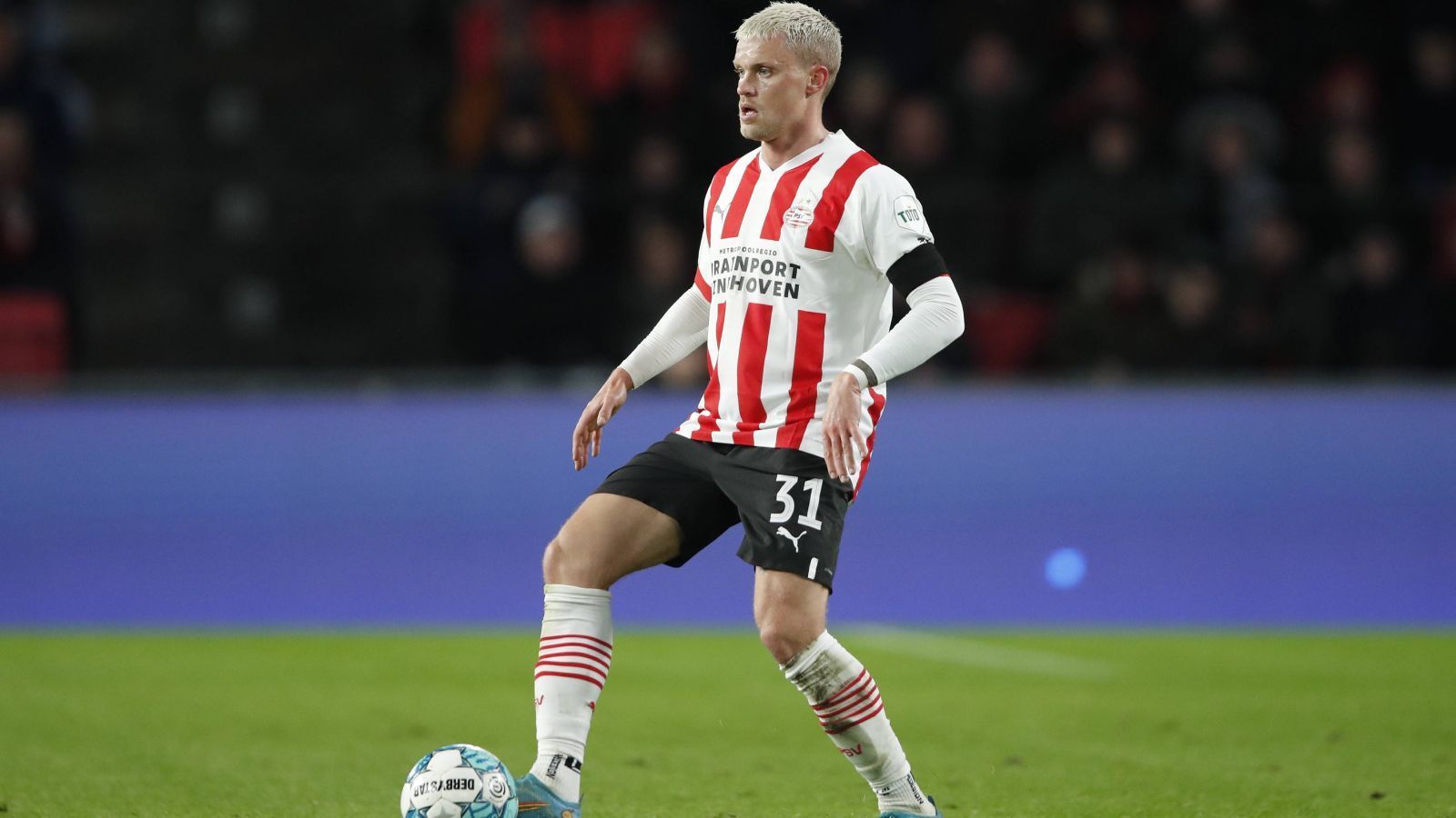 
                <strong>Philipp Max (Zugang Eintracht Frankfurt)</strong><br>
                Eintracht Frankfurt hat Philipp Max von der PSV Eindhoven geholt. Der 29-Jährige Linksverteidiger wird bis Saisonende aus den Niederlanden ausgeliehen und soll auf der linken Schiene eine Planstelle der SGE besetzen. "Mit Philipp Max gewinnen wir einen erfahrenen Verteidiger dazu, der uns für die zahlreichen anspruchsvollen Aufgaben in der Rückrunde noch variabler und flexibler macht. Mit seinen Fähigkeiten und auch als Person passt er perfekt in unser Team", so Sportvorstand Markus Krösche. Die Eintracht besitzt eine Kaufoption für den dreimaligen deutschen Nationalspieler.
              