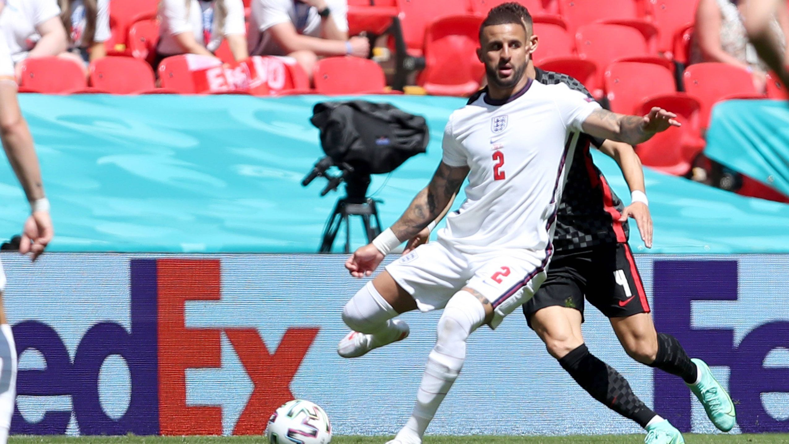 
                <strong>Kyle Walker (England)</strong><br>
                Spielt auf rechts seine ganze Erfahrung aus, ist robust in den Zweikämpfen, zudem mit gutem Stellungsspiel. Leitet den Angriff zur Führung ein. Solider Auftritt. ran-Note: 3
              