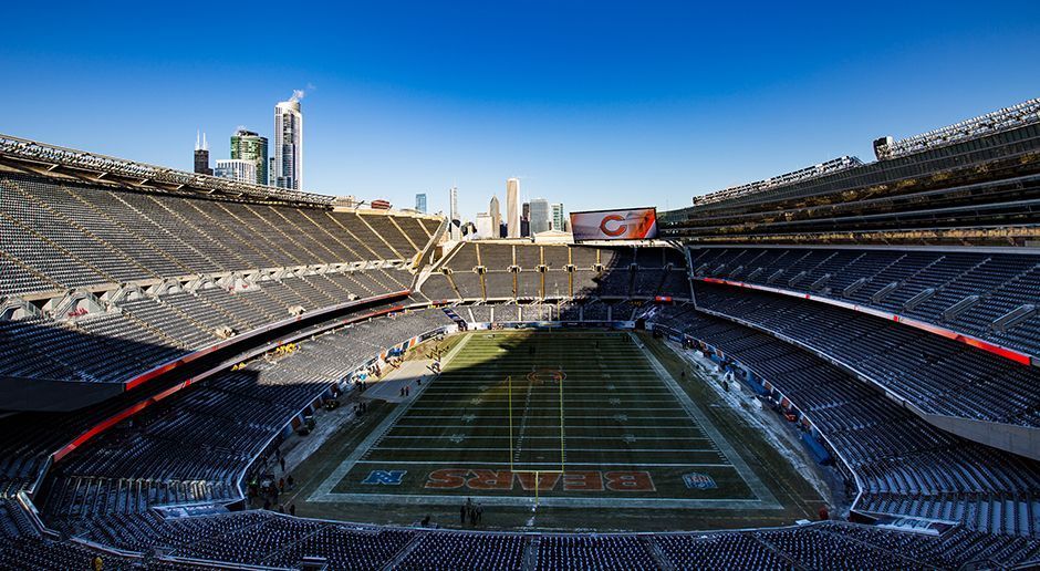 
                <strong>Chicago Bears: Soldier Field</strong><br>
                Baujahr: 1922.Kosten: 13 Millionen Dollar + 587 Millionen Dollar Renovierungskosten.Finanzierung aus öffentlichen Geldern: 387 Millionen Dollar bei Renovierungskosten.Kapazität: 61 500.Eröffnung: 1924.
              