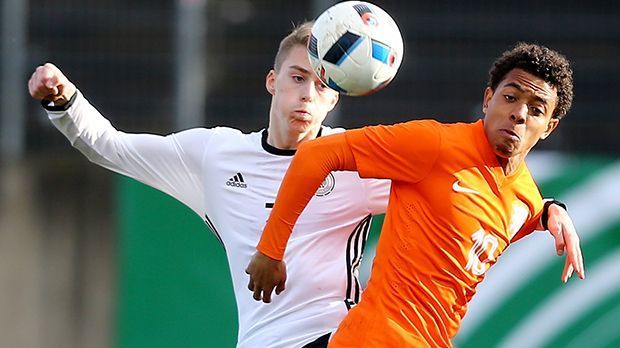 
                <strong>Tahith Chong (Niederlande)</strong><br>
                Tahith Chong (Niederlande): Er kommt aus der Jugendakademie von Feyenoord Rotterdam, die als einer der besten in den Niederlanden gilt. Der 16-jährige Flügelflitzer hat einen starken Schuss und ist enorm schnell. Laut einem Bericht des "Manchester Evening Standard", will Manchester United den elfmaligen U17-Nationalspieler für sich gewinnen.
              