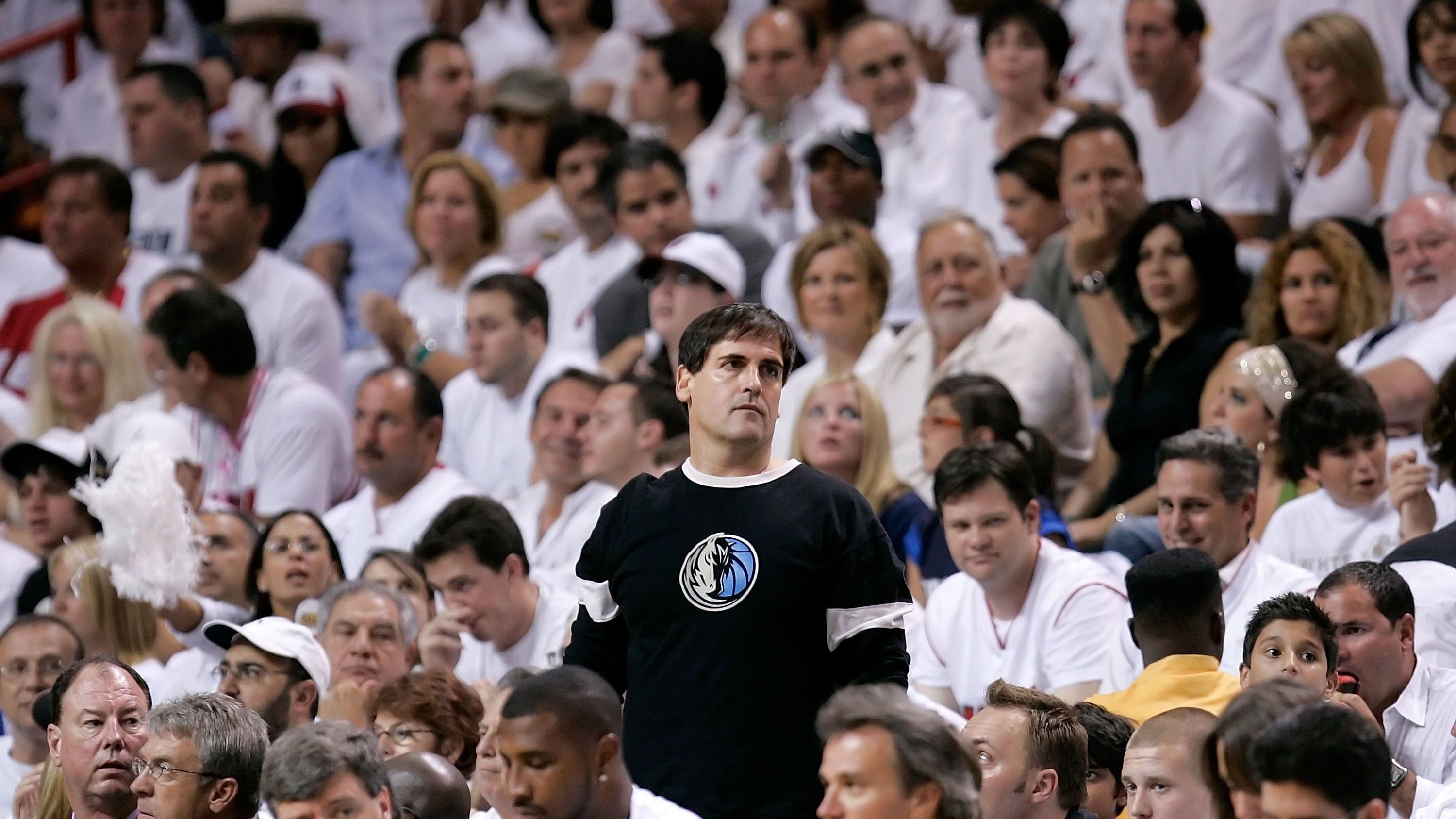 <strong>5. Platz (geteilt): Mark Cuban (2002) - 500.000 Dollar</strong><br>Weil er Schiedsrichter kritisierte, wurde der Besitzer der Dallas Mavericks 2002 zu einer Strafe von 500.000 Dollar verdonnert. Das war zum damaligen Zeitpunkt die höchste Strafe, die an eine Einzelperson ausgesprochen wurde. Cuban machte das Beste aus der Angelegenheit und legte selbst noch einmal 500.000 Dollar drauf, welche er an ein wohltätige Stiftung spendete.