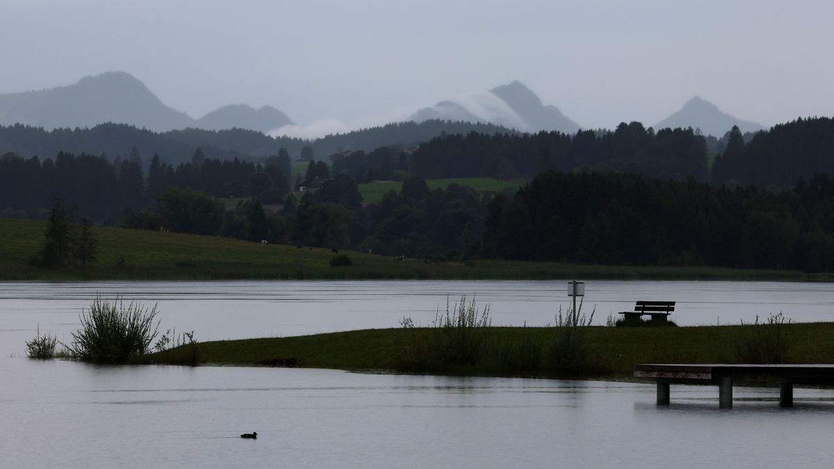 Im Regen liegt der am Alpenrand gelegene Illasbergsee am frühen Morgen.
