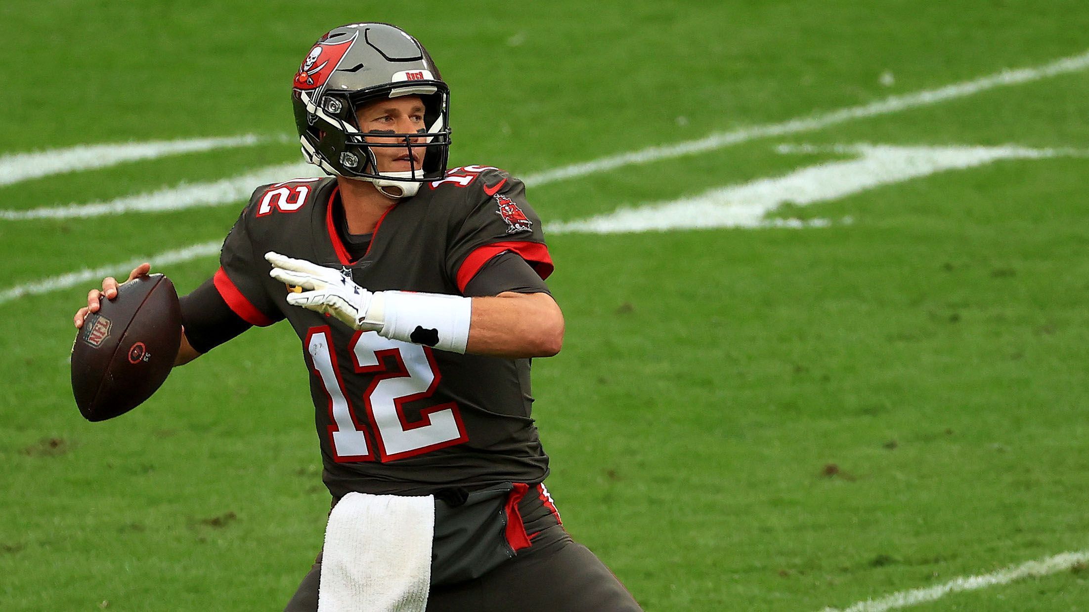 
                <strong>Platz 14: Tom Brady (Quarterback, Tampa Bay Buccaneers)</strong><br>
                Total Cash: 26.625.000 Dollar -Vertrag bis nach der Saison 2021
              
