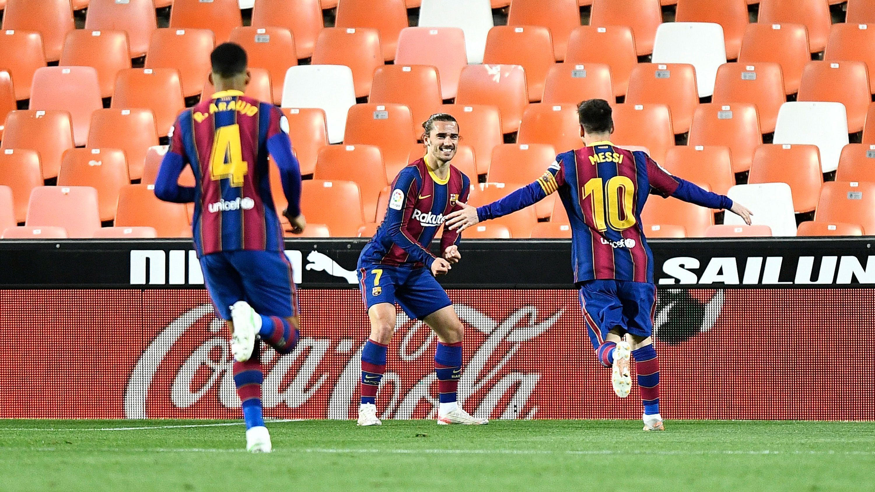 
                <strong>Platz 6 (geteilt): FC Barcelona</strong><br>
                Die Katalanen stehen nach einem schwierigen Start in die Saison drei Spiele vor Schluss auf Platz zwei in der Primera Division. Gemeinsam mit Real Madrid (Platz 3) und Atlético Madrid (Platz 1) wird die Meisterschaft ausgefochten. 15 Mal geriet Barca in dieser Spielzeit schon ins Hintertreffen, gewann davon aber fünf Spiele und holte vier Unentschieden. Ohne diese 19 Punkte wäre zwar der Absturz in der Tabelle nicht so gewaltig - Messi und Co. stünden auf Platz sechs - dennoch müsste man sich berechtigte Sorgen um die CL-Qualifikation machen. Und eine Saison in der Königsklasse ohne den FC Barcelona wäre für viele wohl unvorstellbar. Messi (r.) ist mit seinen 36 Treffern - mittlerweile eigentlich selbstverständlich - wieder Top-Scorer bei den Katalanen. 
              