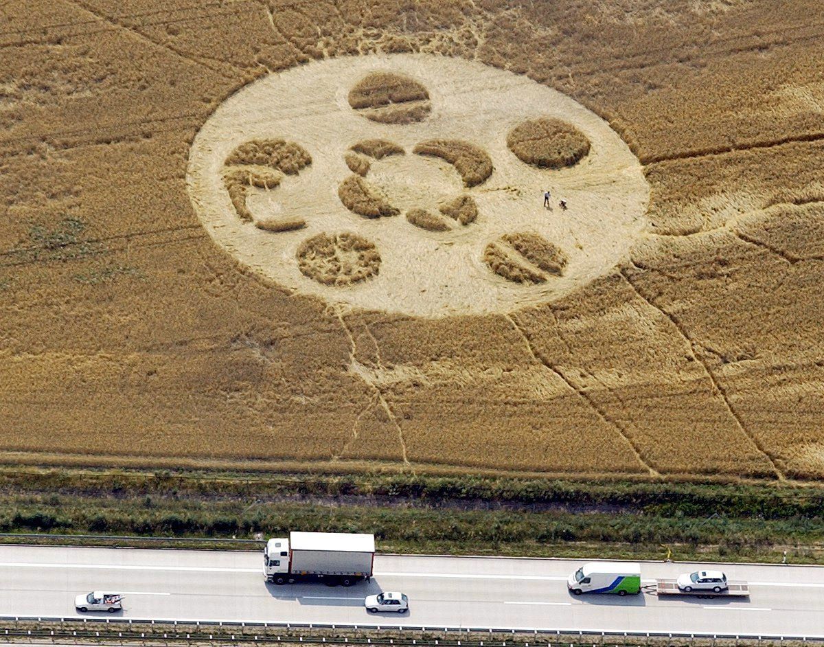 2002 konnte man diesen Kornkreis auf dem Weg nach Brandenburg sehen. 
