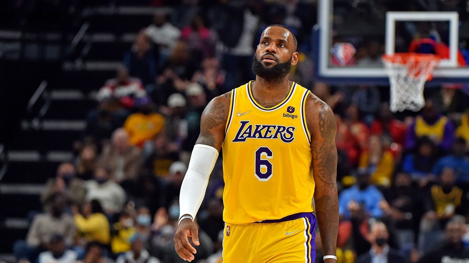 
                <strong>1. Platz: LeBron James (Los Angeles Lakers)</strong><br>
                &#x2022; 34 Spiele -<br>&#x2022; 28,9 Punkte pro Spiel -<br>&#x2022; 7,6 Rebounds pro Spiel -<br>&#x2022; 6,4 Assists pro Spiel -<br>&#x2022; 36,2% Dreierquote -<br>
              