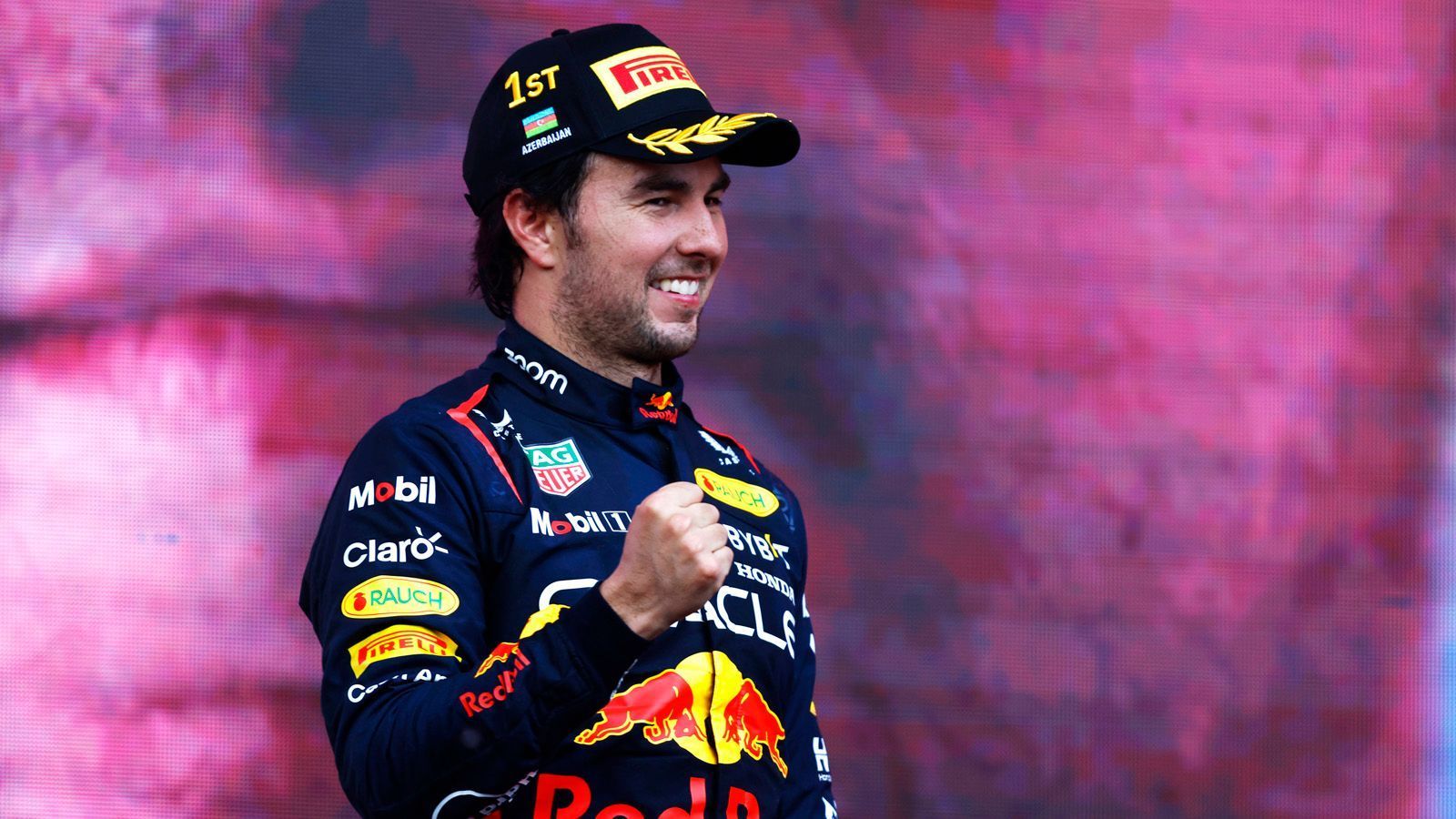 
                <strong>Gewinner: Sergio Perez</strong><br>
                Der große Gewinner des Wochenendes heißt Sergio Perez. Der Red-Bull-Pilot stellte mal wieder seine Stärke auf engen Stadtkursen unter Beweis und feierte seinen zweiten Saisonsieg. Gleichzeitig gewann er bereits am Samstag das erste Sprintrennen des Jahres, sammelte satte 33 Punkte an nur einem Wochenende und verkürzte den Rückstand auf Teamkollege Max Verstappen auf sechs Zähler. Den verwies er zudem in beiden Rennen auf die Plätze. Der Mexikaner scheint damit weiterhin der Einzige zu sein, der Spannung in den WM-Kampf bringen kann.
              