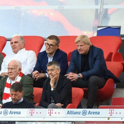 Die Führungsriege des FC Bayern München im Stadion.