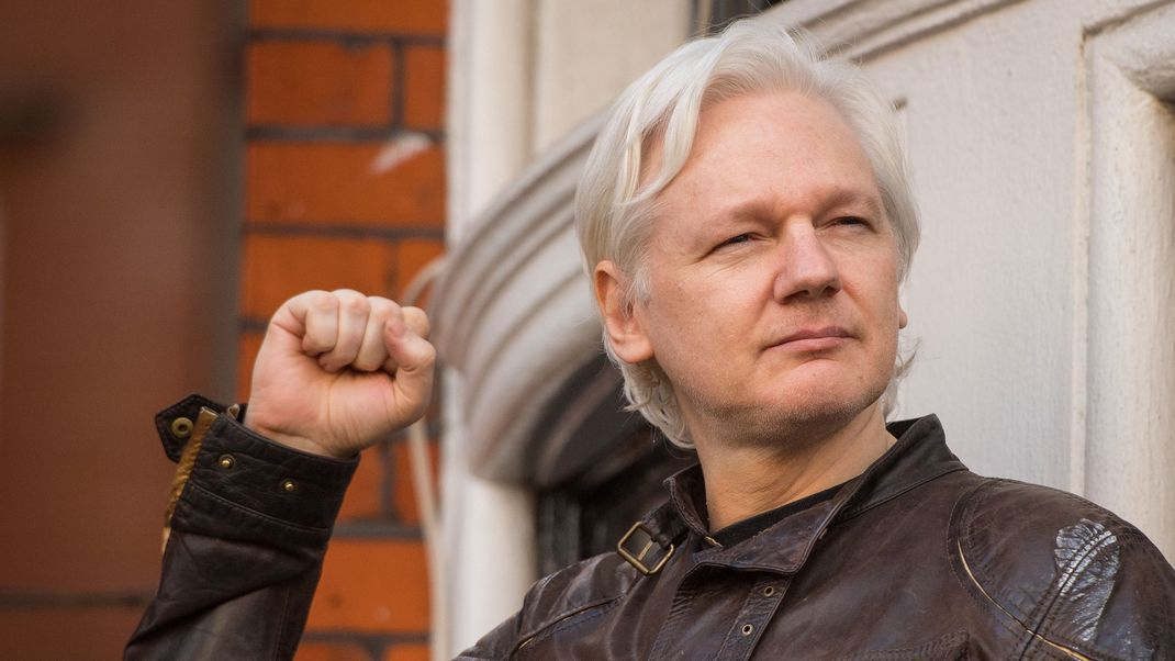 In den Vereinigten Staaten steht ihm eine Haftstrafe von bis zu 175 Jahren bevor: Die Gerichtsverhandlung um Julian Assange beginnt am 20. Februar 2024 in London. Im Mittelpunkt steht die Frage, ob Großbritannien ihn an die USA ausliefern wird.