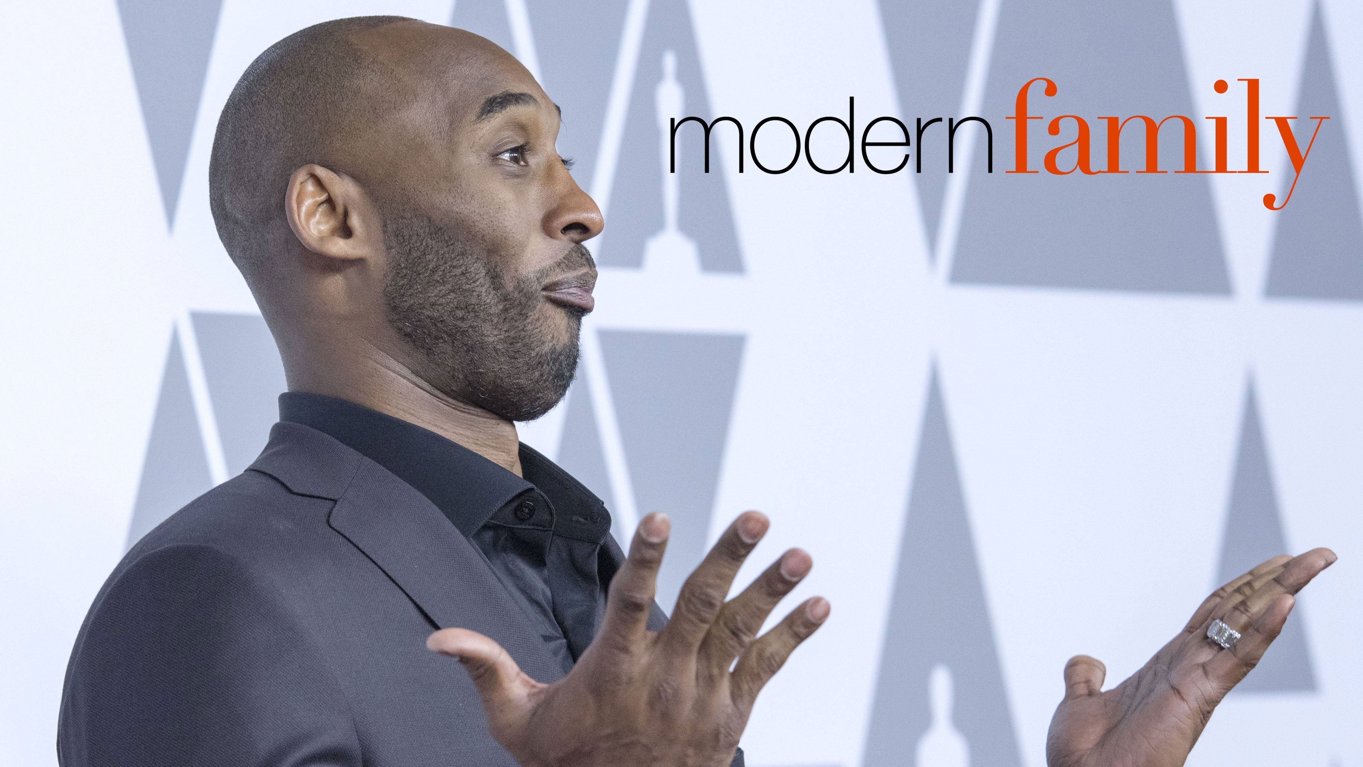 
                <strong>Kobe Bryant ("Modern Family")</strong><br>
                Der dritte in der Reihe der "Modern Family"-Auftritte ist der verstorbene Kobe Bryant - möge er in Frieden ruhen! Kobe hat den kürzesten Auftritt in der Serie und wird vor einem Spiel der Lakers von Phil Dunphy (Ty Burrell) angesprochen. Dieser ist völlig überrascht, dass Bryant reagiert und stellt in seiner Aufregeung nur die Frage: "Magst du es, Basketballspieler zu sein?" Kobe, nicht sonderlich beeindruckt von der Frage, erwidert darauf, Phil solle sich nach nächste Mal besser vorbereiten und fügt mit einem Fingerzeig hinzu: "Mit dem Kopf gewinnt man!" 
              