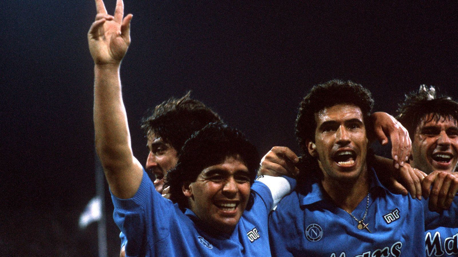 
                <strong>Das Duo Infernale</strong><br>
                In dieser Zeit bildete er mit dem Brasilianer Careca ein absolutes Traumduo. In der Saison 1990 holten sie sich noch einmal die italienische Meisterschaft und die Supercoppa. Die Mischung aus dem dribbelstarken Argentinier und dem eiskalten Careca machte Neapel unberechenbar und nahezu unbesiegbar. Am Ende standen Maradona in Neapel 115 Tore in 259 Spielen zu Buche.
              