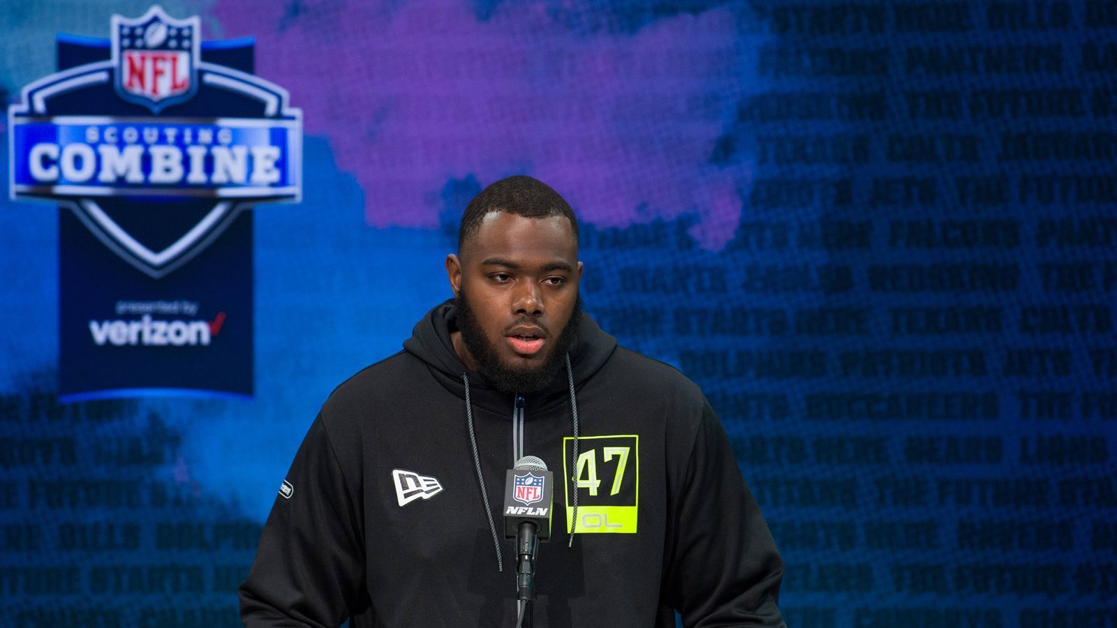 
                <strong>Andrew Thomas (Offensive Tackle, Georgia) </strong><br>
                Andrew Thomas ist während seiner College-Laufbahn mit Auszeichnungen regelrecht überhäuft worden. Nach den Spielzeiten 2018 und 2019 wurde der 21-Jährige in das "First-Team All-SEC" gewählt, stand 2018 sogar im "First-Team All-American". Thomas hat vergangene Saison alle 13 Saisonspiele auf der Position des Left Tackles agiert, wäre aber auch rechts einsetzbar. Der 1,96 Meter große und 143 Kilogramm schwere O-Liner gilt als ein Mentalitätsmonster, trainiert fleißig und hat eine herausragende Technik. Er wird als ein Kandidat für die 1. oder 2. Runde gehandelt. Man müsste ihm möglicherweise ein wenig Zeit geben, um sich an das NFL-Niveau zu gewöhnen.
              