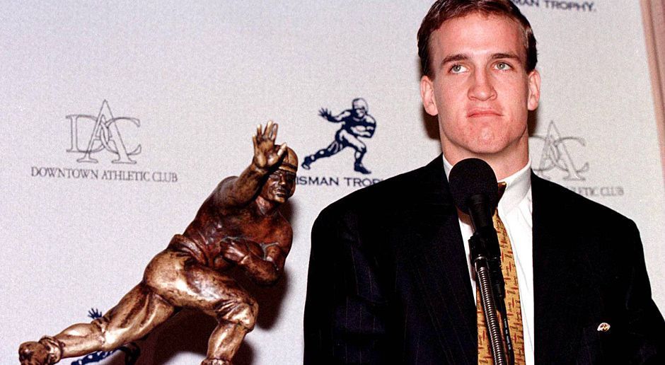 
                <strong>Manning Heisman Trophy</strong><br>
                Eine Enttäuschung musste Peyton Manning allerdings bei der Heisman Trophy 1997 hinnehmen. Manning wurde nur Zweiter hinter Charles Woodson, der allerdings ebenfalls bei den Oakland Raiders und den Green Bay Packers eine beeindruckende Karriere hinlegte.
              