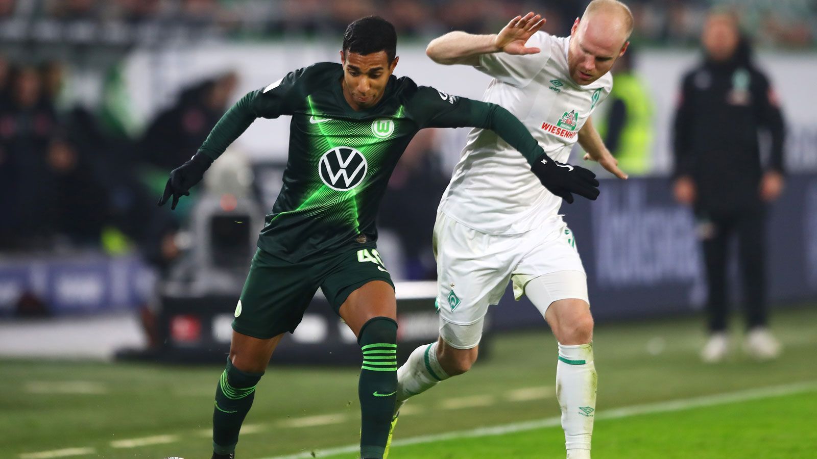 
                <strong>Werder Bremen (25 Punkte, -32 Tore) - VfL Wolfsburg (42 Punkte, +5 Tore)</strong><br>
                Sonntag, 13:30 Uhr (im Liveticker auf ran.de und in der App)Bilanz nach der Zwangspause: N-S-U-S-N vs. S-N-S-NWerder hat das rettende Ufer weiterhin im Blick und könnte sich bei entsprechenden Ergebnissen der Konkurrenz sogar auf Rang 16 hangeln. Im Worst Case könnte der Relegationsplatz auf fünf Punkte entschwinden. Die Wölfe können mehr als den aktuellen sechsten Platz nicht erreichen, allerdings lauern besonders die punktgleichen Hoffenheimer - und nun auch der SC Freiburg - auf einen Ausrutscher.
              