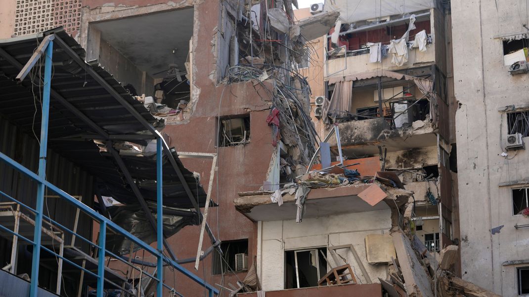 Blick auf ein von Israel bei einem Luftangriff auf Beirut zerstörtes Gebäude. Dabei wurde nach Angaben der israelischen Armee Fuad Schukr getötet