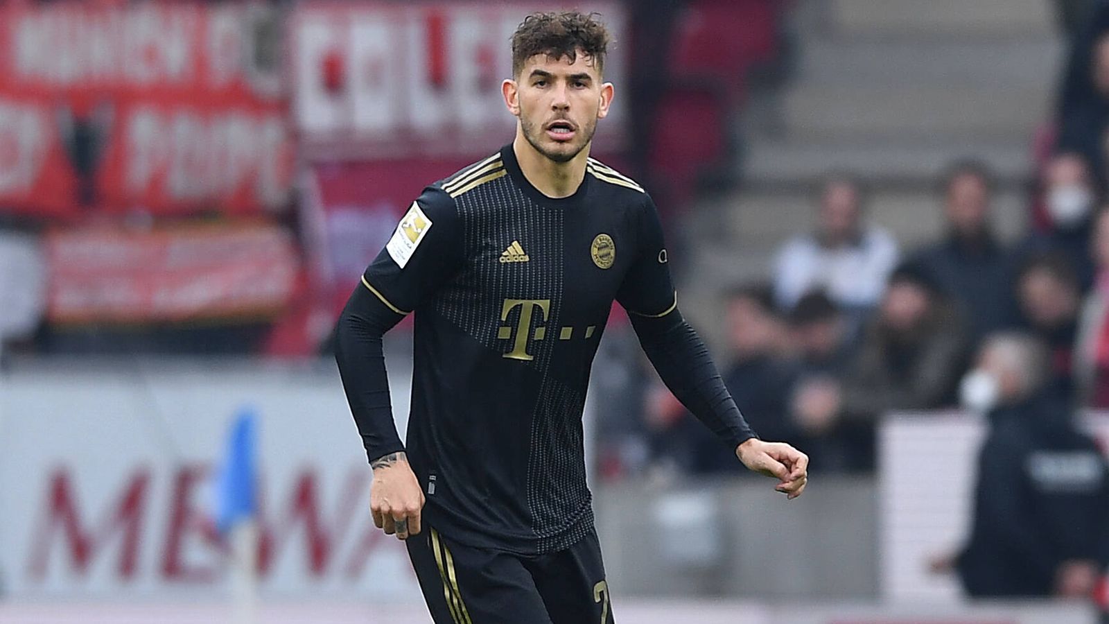 
                <strong>Saison 2019/20: -85,5 Millionen Euro</strong><br>
                &#x2022; Einnahmen: 54 Millionen Euro - u.a. Mats Hummels (30,5 Millionen Euro/Borussia Dortmund) und Renato Sanches (20 Millionen Euro/LOSC Lille)<br>&#x2022; Ausgaben: 139,5 Millionen Euro<br>&#x2022; Teuerster Sommertransfer: Lucas Hernandez (80 Millionen Euro/Atletico Madrid)<br>
              