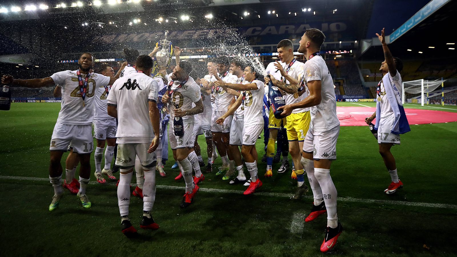 
                <strong>Rückkehr in die Premier League nach einem langen Alptraum</strong><br>
                Und dann klappt es endlich. In der Saison 2019/20 gibt Leeds keinen einzigen Cent für neue Spieler aus, schlägt sich mit Leihen von jungen Talenten durch und mischt trotzdem die Championship auf. Mit 93 Punkten und äußerst souverän schaffen Heilsbringer Bielsa und Leeds United als Spitzenreiter die Rückkehr in die Premier League – nach 16 Jahren. Und nun greift der Klub auch auf dem Transfermarkt an. Es gibt frisches Geld von Radrizzani und seiner Eleonora Sport Limited.
              