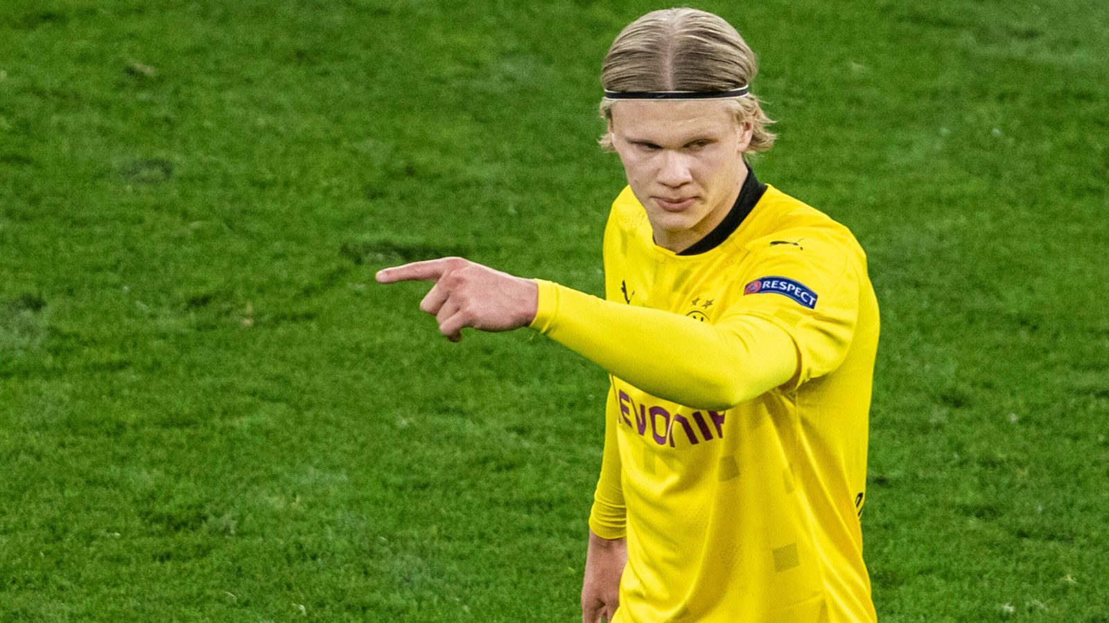 
                <strong>Erling Haaland</strong><br>
                Kein Spiel für den Norweger. Gegen Ruben Dias und John Stones hat er es schwer, das 1:0 leitet er jedoch mit seinem Durchsetzungsvermögen gegen Stones ein. Ansonsten über fast 90 Minuten keine Torgefahr von Haaland, der jedoch stets wichtige Meter macht. In der 80. Minute mit seinem ersten Abschluss. ran-Note: 4
              