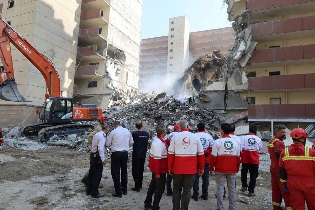 Rettungsdienste sind nach einem israelischen Angriff in Teheran im Einsatz.