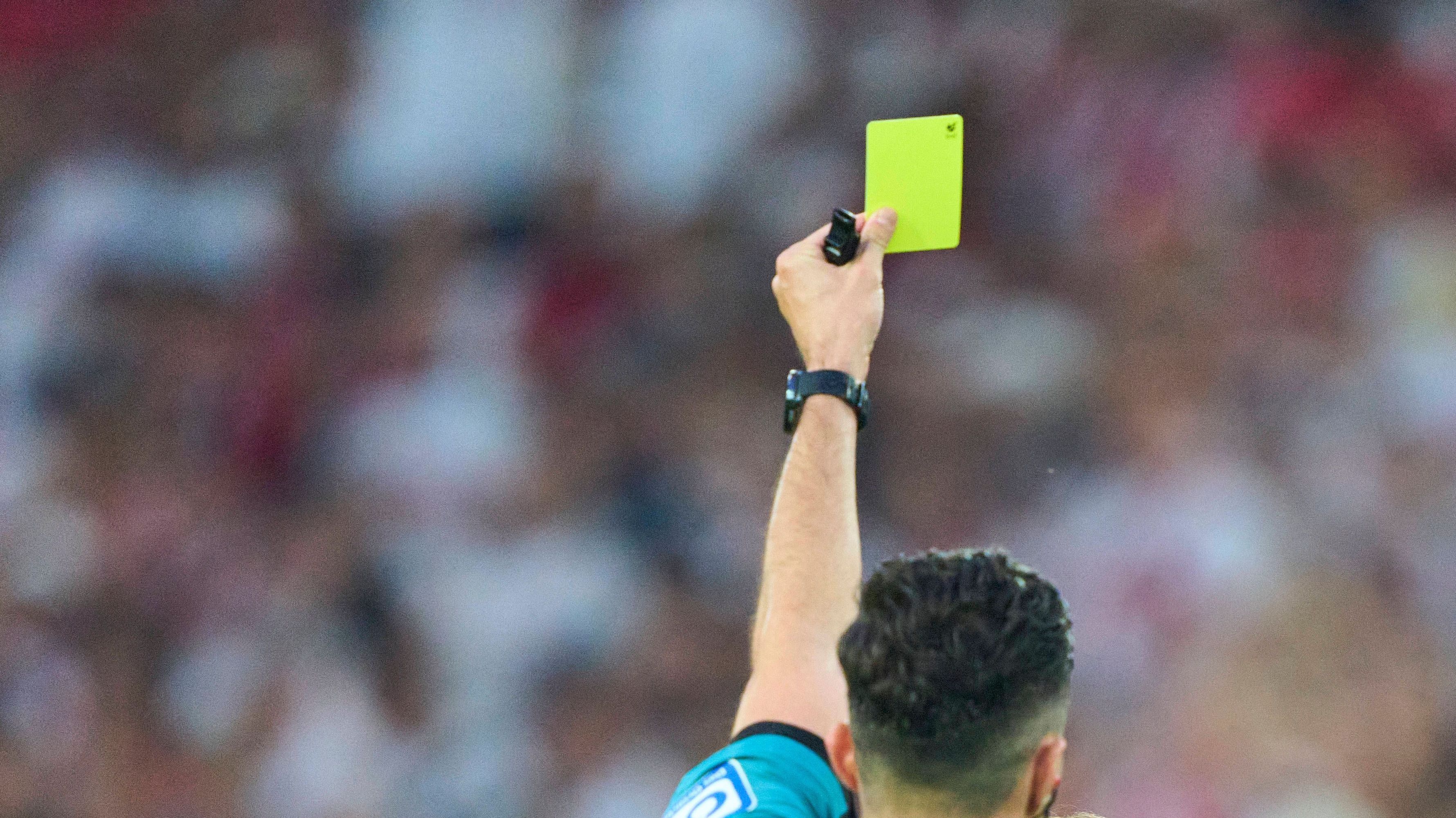 <strong>Schiedsrichter in den Hoden gebissen! Kreisliga-Spiel abgesagt</strong><br>"Bei der Passkontrolle im Kreis vom FC Taxi turnte ein kleines Kind mit im Spielerkreis. Dies kam immer näher zu mir und biss mir auf einmal unvermittelt sowie völlig überraschend in den linken Hoden", erklärte der Unparteiische im Spielbericht. "Aufgrund der Schmerzen und der Situation", habe er die Begegnung nicht angepfiffen. Es habe sich um das Kind eines Taxi-Spielers gehandelt, so der Referee weiter.