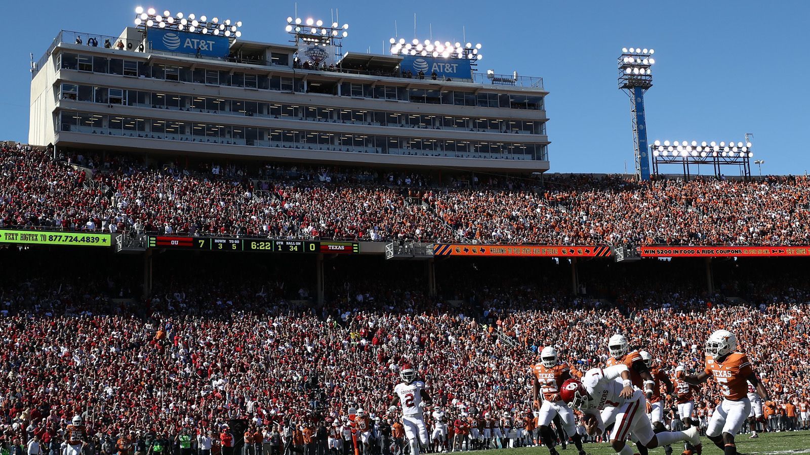 
                <strong>Duell findet im Cotton Bowl von Dallas statt</strong><br>
                Weitere Besonderheit ist daher auch der Spielort: Das Duell findet im Cotton Bowl Stadium in Dallas statt, das ungefähr in der Mitte zwischen beiden Colleges in Norman (Oklahoma Sooners) und Austin (Texas Longhorns) liegt. 92.000 Zuschauer sind im Normalfall dabei, 50 Prozent in Orange (Longhorns), die anderen 50 Prozent in Karminrot (Sooners).
              