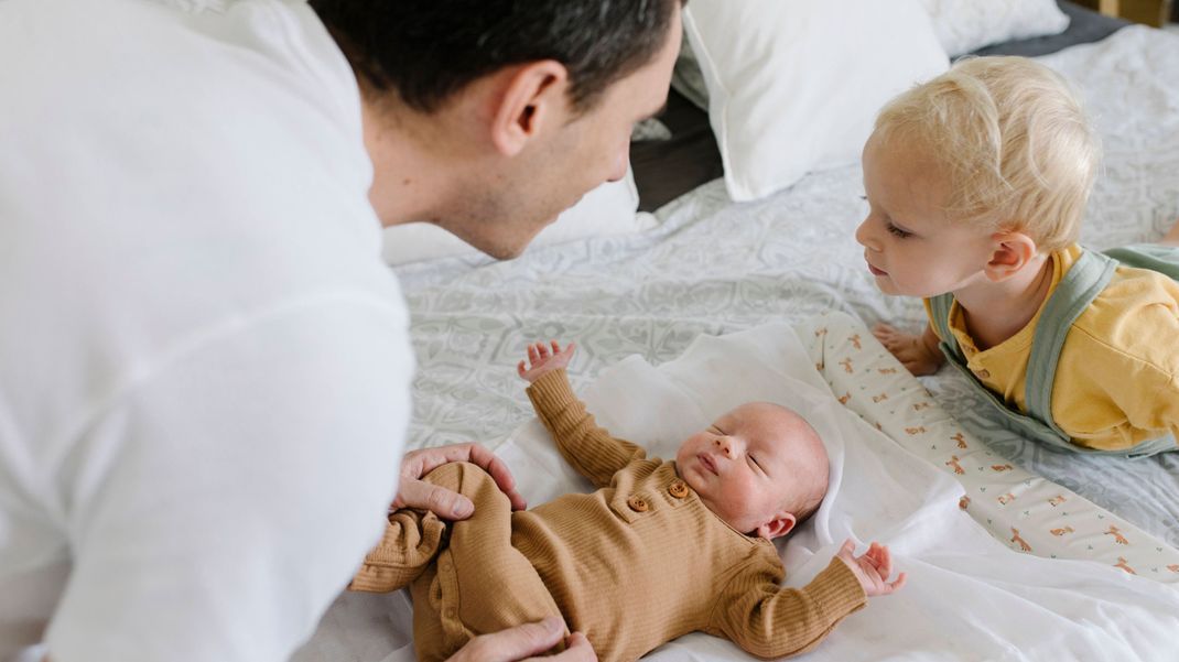 Für die Familie lässt der Krebs-Mann alles stehen und liegen. Fürsorglich kümmert er sich um seine Lieben.