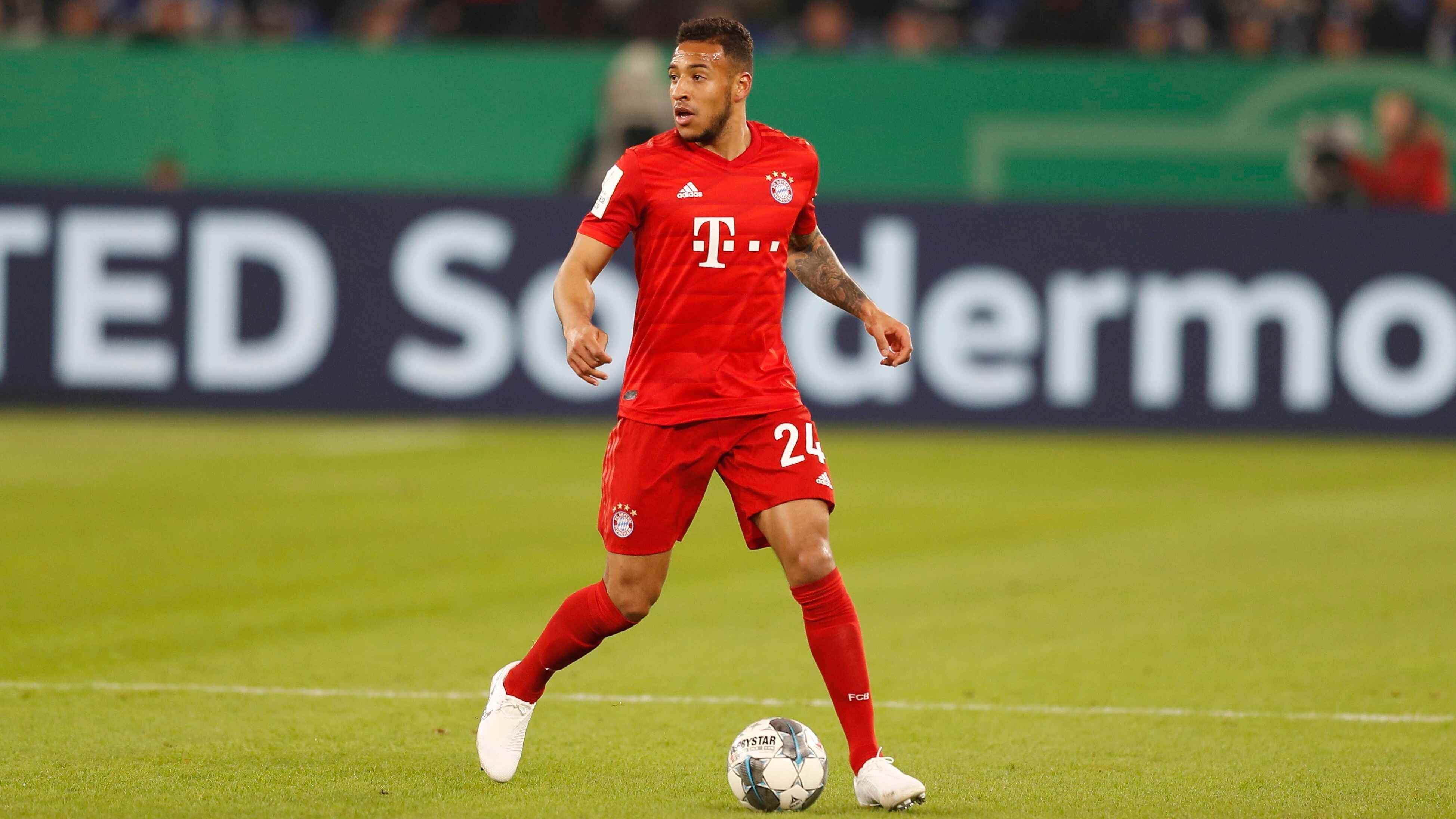 
                <strong>Corentin Tolisso (FC Bayern München)</strong><br>
                Anders als Lucas Hernández ist Corentin Tolisso bereits seit drei Jahren im Team des deutschen Rekordmeisters und war vor Hernández der teuerste Transfer der Bundesliga-Historie. 41.5 Millionen Euro bezahlten die Münchner einst für den Weltmeister von 2018. In den drei Spielzeiten in München kam er insgesamt auf lediglich 41 von 102 möglichen Bundesligaspielen - zu wenig für den einstigen Hoffnungsträger. Bisher konnte er die Erwartungen noch nicht erfüllen, weshalb im Sommer bereits schon Wechselgerüchte aufgekommen sind. Mit Leon Goretzka und Joshua Kimmich hat er starke Konkurrenten auf seiner Position. Sollte Thiago die Bayern verlassen, könnte sich für Tolisso in der kommenden Saison die letzte Chance ergeben. 
              