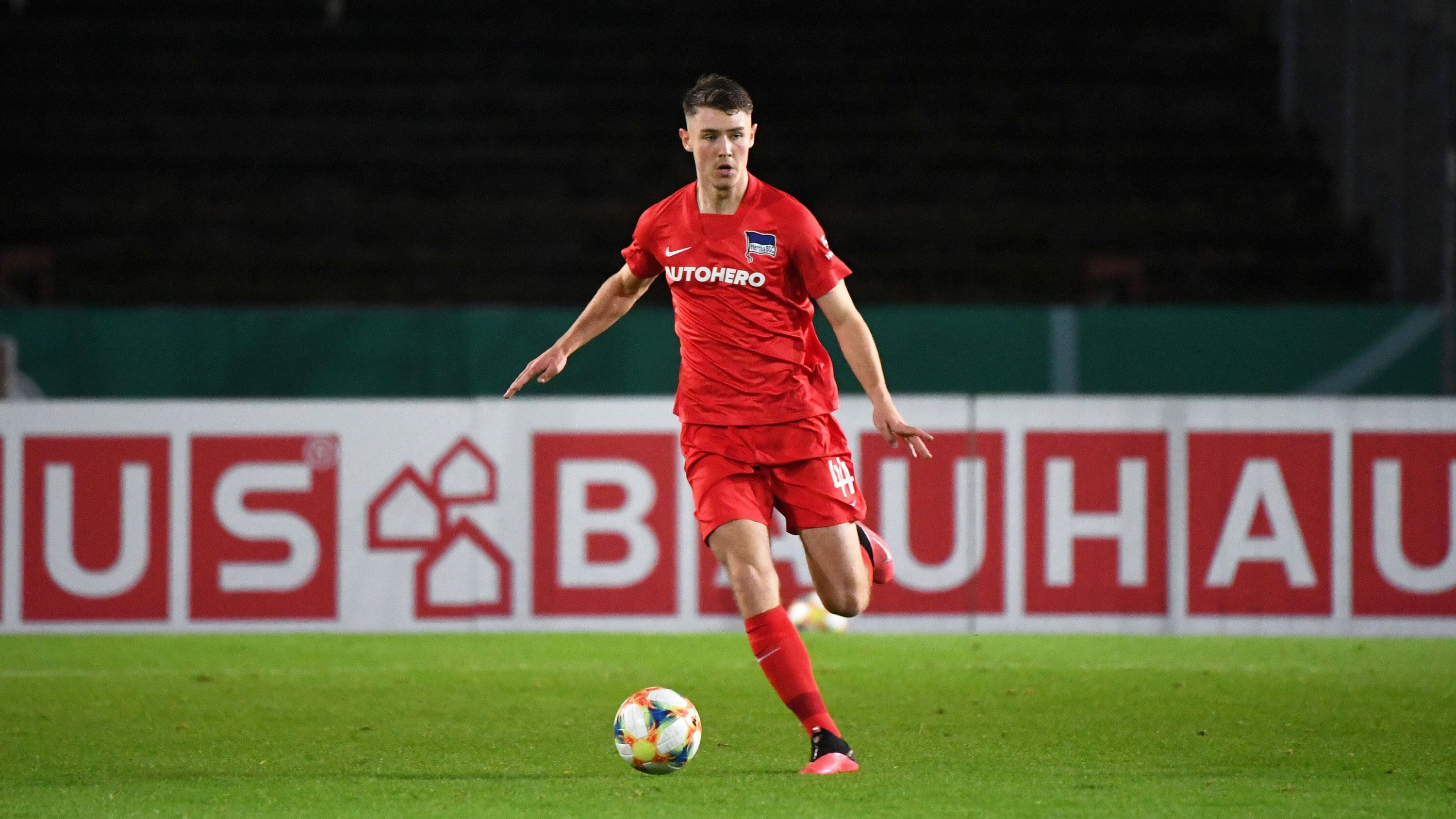 
                <strong>Linus Gechter (Hertha BSC)</strong><br>
                Nicht nur die Borussia aus Mönchengladbach, sondern auch Hertha BSC hatte während der laufenden Spielzeit mit Defensiv-Ausfällen zu kämpfen. Die Verletzungssorgen entwickelten sich zur Chance für Innenverteidiger Linus Gechter. Das Eigengewächs feierte im September gegen den VfL Bochum sein Bundesliga-Debüt und kam noch zu zwei weiteren Einsätzen. "Er besitzt eine tolle Körpersprache und hat eine Ausstrahlung, die beeindruckend ist", hob Trainer Pal Dardai die Vorzüge des Kapitäns der deutschen U18-Nationalmannschaft hervor.
              