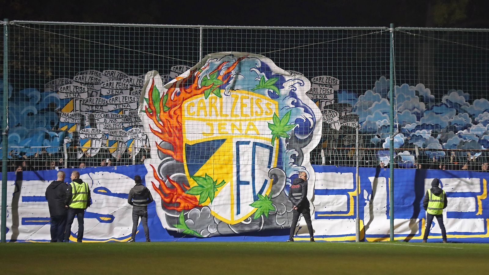 
                <strong>FC Carl Zeiss Jena </strong><br>
                Die Fan-Freundschaft zwischen dem Rekordmeister und dem FC Carl Zeiss-Jena begann erst nach der Jahrhundertwende. 2006 freundete man sich auf einem Fankongress an, es folgten gegenseitige Einladungen zu Fußballspielen. Als Zeichen der tiefen Verbundenheit ist am Zaun der jeweiligen Südkurve die Fahne der anderen Fan-Gruppierung zu finden. Jena spielt momentan in der Regionalliga.
              