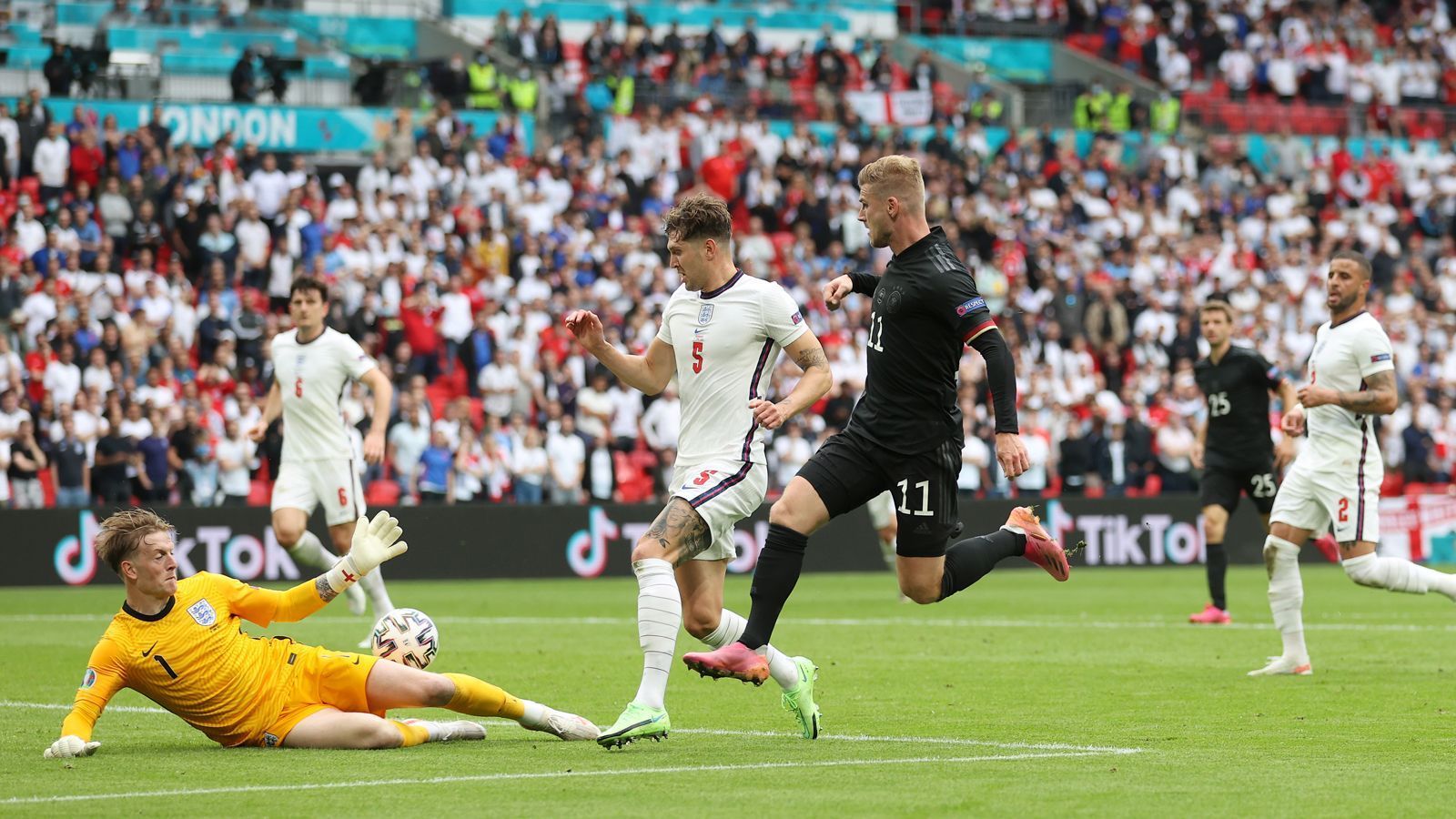 
                <strong>Noch kein Gegentor kassiert</strong><br>
                Offensiv trifft Kane, defensiv regelt Keeper Jordan Pickford. Der Schlussmann vom FC Everton hat in den bisherigen vier Endrunden-Begegnungen noch keinen einzigen Gegentreffer hinnehmen müssen. Überhaupt ist der 27-Jährige nun schon über längere Zeit ein extrem starker Rückhalt im Tor der Engländer. Gerade auf dieser Torhüter-Position hatten die "Three Lions" in den Generationen vor Pickford immer wieder massive Probleme, was mitunter mögliche Titel bei großen Turnieren verhinderte.
              