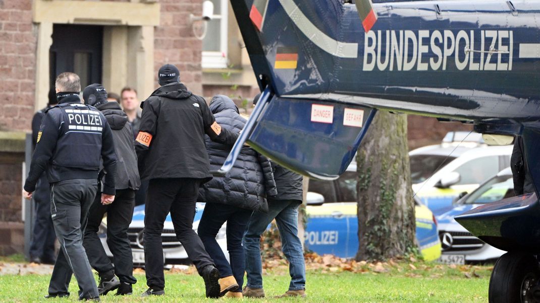 Eine Person (2.v.r.) wird im Dezember im Zusammenhang mit der Reichsbürger-Razzia von Polizisten aus einem Hubschrauber gebracht.