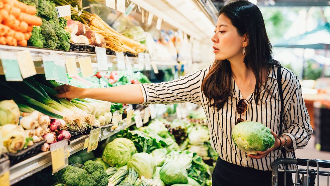 Entzündungshemmende Lebensmittel können deinen Gesundheitszustand verbessern. Wir zeigen, welche Auswirkungen deine Ernährung auf chronische Erkrankungen und gesundheitliche Beschwerden haben kann.