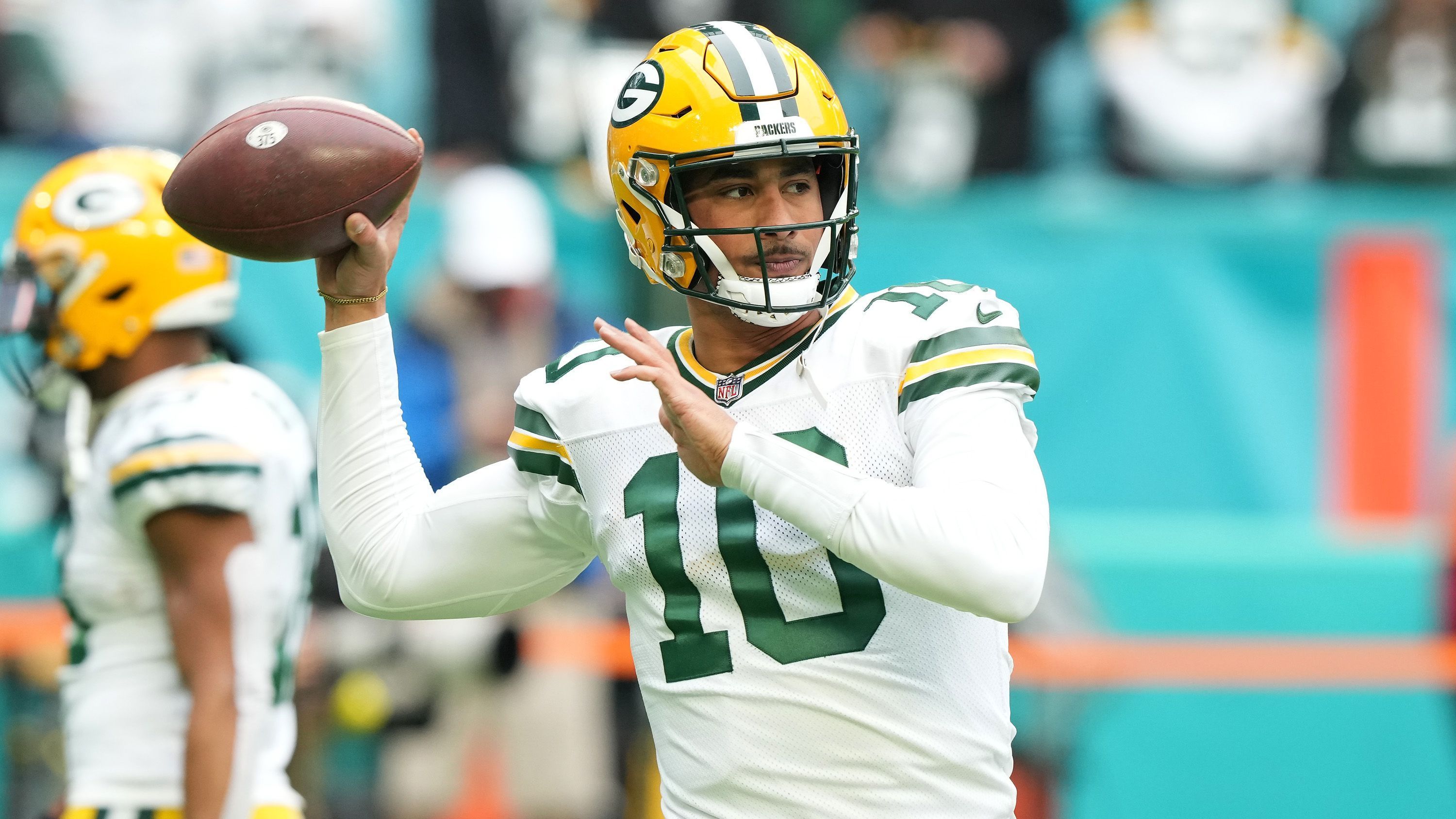 
                <strong>NFC North: Green Bay Packers - Quarterback Jordan Love</strong><br>
                Nach 18 Spielzeiten verließ Aaron Rodgers in der Offseason seine Green Bay Packers. Entsprechend startet eine völlig neue Zeitrechnung in Wisconsins Offense, die fortan von Jordan Love angeführt wird. Viel Erfahrung hat der 24-Jährige auf dem Feld bisher aber nicht vorzuweisen. In seiner bisherigen NFL-Karriere bestritt der Erstrundenpick von 2020 bisher zehn Spiele, absolvierte aber nur einen einzigen Start als Rookie im Jahr 2021. Bei der 7:13-Niederlage gegen die Kansas City Chiefs kam Love damals auf 19 angebrachte Pässe bei 34 Versuchen für 190 Passing Yards, einen Touchdown und eine Interception. Außerdem lief er fünf Mal für 23 Yards. Zumindest konnte er dem Altmeister jahrelang über die Schulter schauen und in Ruhe reifen. Für seine neue Aufgabe bekam Love mit zwei Tight Ends und einem Receiver in der zweiten und dritten Runde des diesjährigen Draft dann aber gleich mehrere neue Anspielstationen an die Seite gestellt. Nach dem Abgang von Lazard und Tight End Robert Tonyan in der Free Agency war dieser Schritt aber auch dringend nötig. Wie gut Love ohne große bisherige Spielpraxis seit seinem Wechsel vom College auf Anhieb sein kann, wird sich zeigen müssen.
              