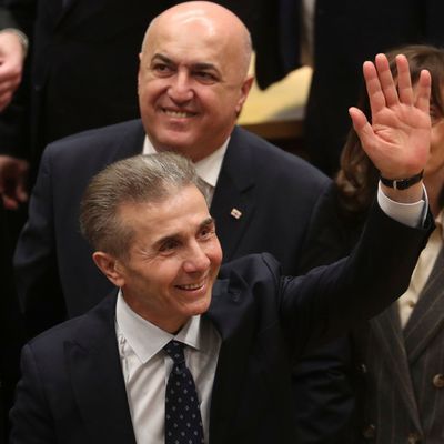 29. Dezember 2024, Georgien, Tiflis: Der Gründer der Partei Georgischer Traum, Bidzina Iwanischwili (vorn), bei der Vereidigung des gewählten georgischen Präsidenten Kawelaschwili