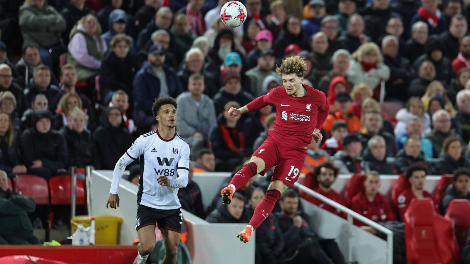 
                <strong>England: Harvey Elliott (Liverpool)</strong><br>
                &#x2022; Offensives Mittelfeld<br>&#x2022; 20 Jahre alt (2003)<br>&#x2022; Fünf Länderspiele für Englands U21-Nationalmannschaft<br>&#x2022; Marktwert: 35 Millionen Euro<br>
              