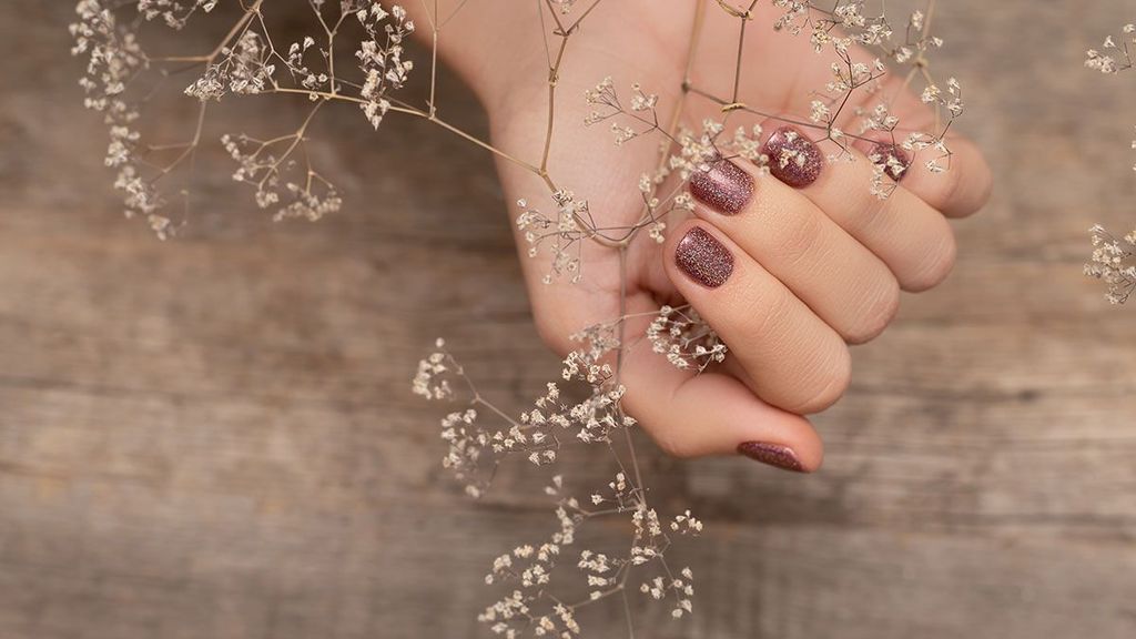 Nail Trends Im Sommer 2023 So Gelingen Dir Die Stylischen Glitzer Nägel Ganz Leicht 1521