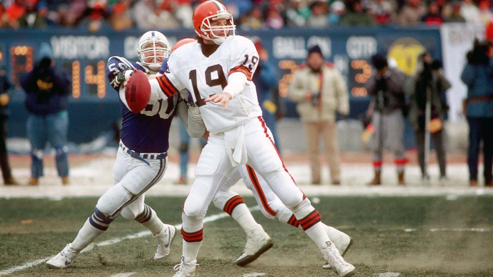 
                <strong>Bernie Kosar - 1985</strong><br>
                Nachdem Bernie Kosar bereits in seinem dritten Jahr am College seinen Abschluss geschafft hatte, entschied er sich dazu, frühzeitig den Weg in die NFL zu suchen. Über den unerwarteten Umweg des Supplemental Drafts vermied der Quarterback von den Minnesota Vikings gedraftet zu werden, die für ihn im eigentlichen Draft extra nach oben getradet hatten. Stattdessen landete er bei den Cleveland Browns. Kosar trickste das System aus, indem er die Unterlagen, die ihn für den regulären Draft qualifiziert hätten, absichtlich nicht einreichte. 1987 erhielt er seine erste und einzige Pro-Bowl-Nominierung. 1994 gewann er als Backup von Troy Aikman den Super Bowl mit den Dallas Cowboys, nachdem die Browns ihn während der Saison an die Texaner abgegeben hatten. Insgesamt warf er in seiner Karriere für 23.301 Yards und 124 Touchdowns. 87-mal landete ein Passversuch bei einem Gegenspieler.
              