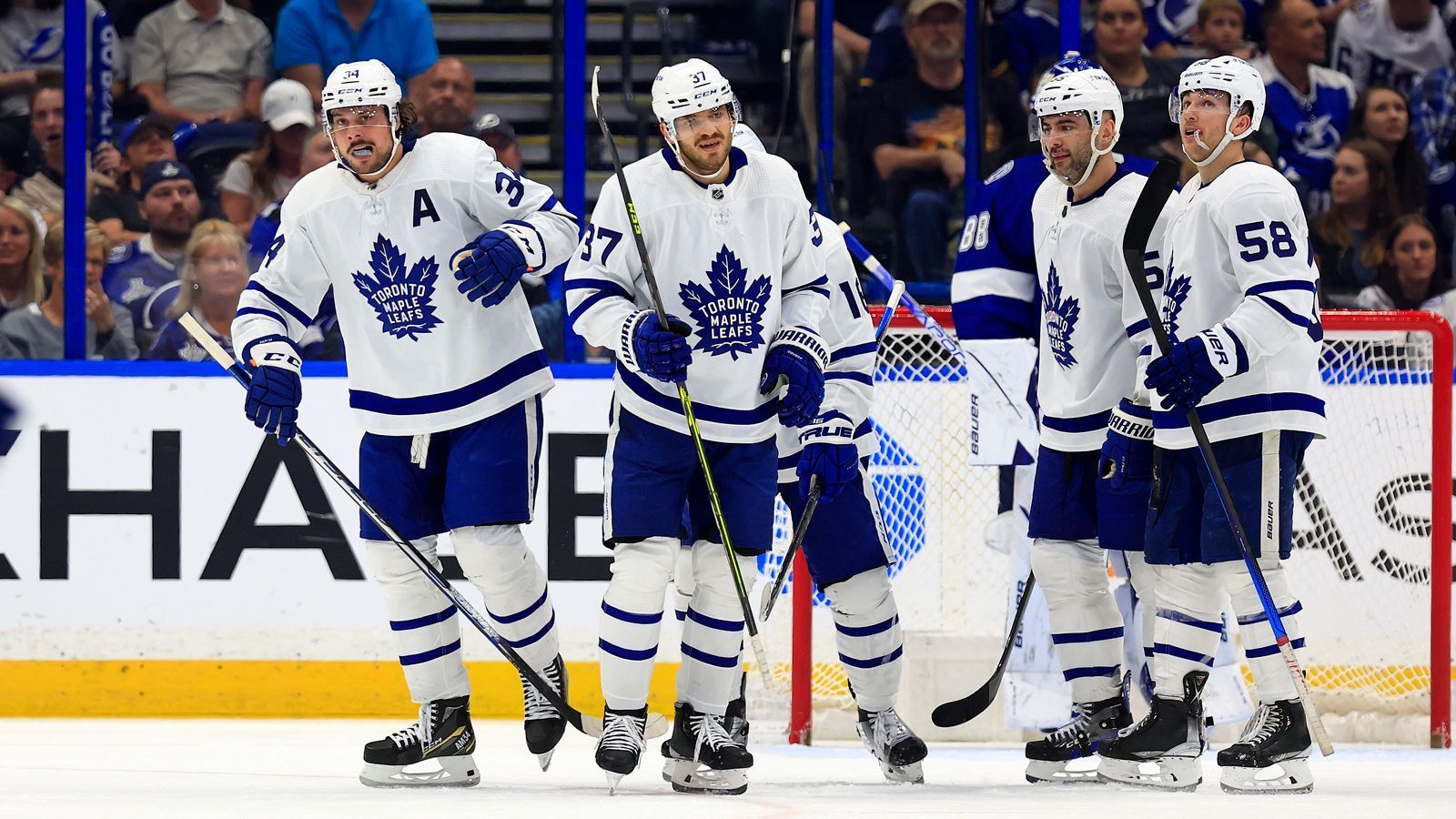 
                <strong>Toronto Maple Leafs (Eastern Conference)</strong><br>
                &#x2022; Bilanz: 53-21-7<br>&#x2022; Punkte: 113<br>&#x2022; Top-Scorer: Auston Matthews mit 106 Punkten<br>&#x2022; Erster Gegner: Tampa Bay Lightning<br>
              