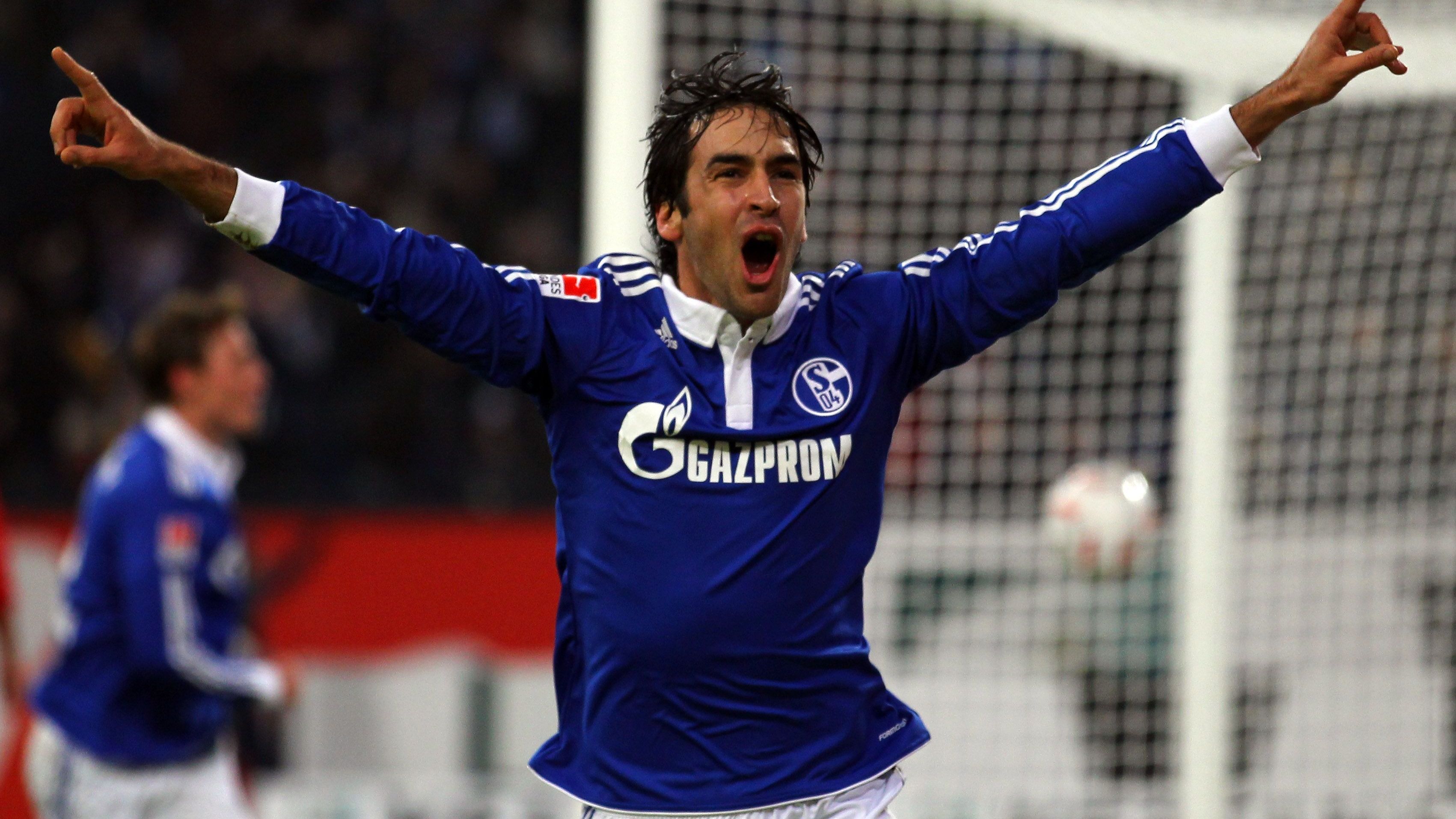 <strong>Raul</strong><br>Für zwei Jahre konnte Schalke 04 im Jahr 2010 Weltstar Raul in den Ruhrpott locken! Für alle Beteiligten eine erfolgreiche Zeit. Dabei verlief der Start gar nicht nach Maß. Vier Spiele, vier Niederlagen, letzter Tabellenplatz und keine Torbeteiligung für Raul. Doch es wurde langsam besser. Der erste Treffer in Saisonspiel sechs, der erste Doppelpack am 11. Spieltag, der erste Dreierpack am 13.