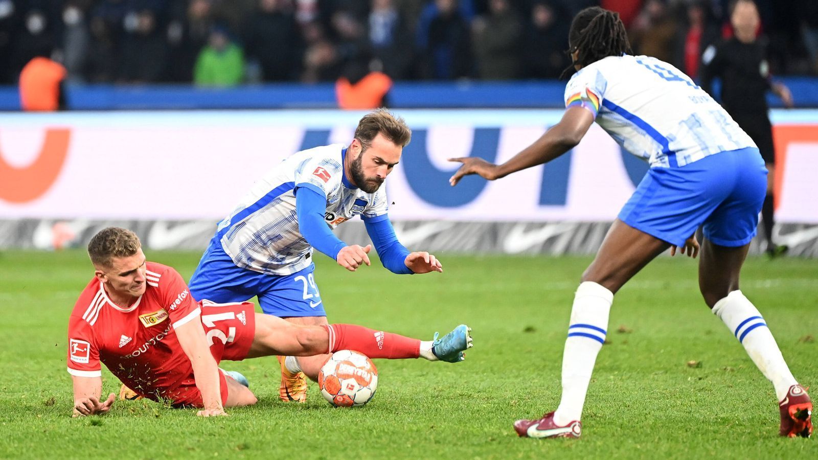 
                <strong>1. Spieltag: 1. FC Union Berlin - Hertha BSC</strong><br>
                Zu Beginn gibt es aber noch ein zweites Hammer-Duell: Union Berlin trifft im Derby in der alten Försterei auf Hertha BSC! Mit Ach und Krach hat sich die Hertha in der Relegation gegen den Hamburger SV in der Liga gehalten. Dadurch dürfen sich die Fans also weiterhin auf das Hauptstadt-Derby freuen. Die "Alte Dame" hat jedoch ganz schlechte Erinnerungen an die Derbys gegen Union - zumindest in jüngster Vergangenheit. Schließlich gingen beide Bundesliga-Partien und das Achtelfinale im DFB-Pokal in der vergangenen Saison verloren. Beim 1:4-Debakel im April kam es dann auch noch zum großen Eklat zwischen Mannschaft und Fans. Die Hertha hat am 1. Spieltag gegen die Köpenicker Europa-League-Teilnehmer also einiges an Wiedergutmachung zu leisten. Das Rückspiel findet am 18. Spieltag bei der Hertha im Berliner Olympiastadion statt.
              