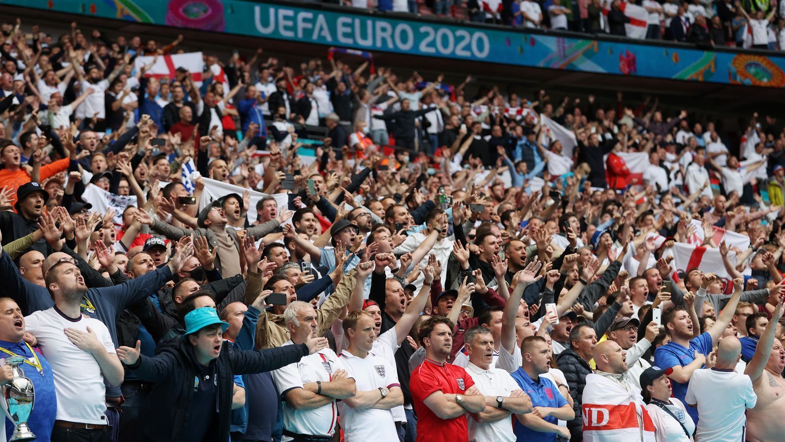 
                <strong>Heimspiele im Wembleystadion</strong><br>
                Ein weiteres Faustpfand im Kampf um den EM-Titel könnte aus englischer Sicht der Heimvorteil werden. Nach dem Viertelfinale in Rom hätten die Engländer im weiteren Turnierverlauf nur noch Spiele im Londoner Wembleystadion - also de facto Heimspiele. Was dies ausmachen kann, sah man auch schon beim 2:0-Sieg im Achtelfinale gegen Deutschland, als knapp 40.000 Engländer die "Three Lions" anfeuerten.
              