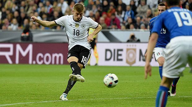 
                <strong>Toni Kroos</strong><br>
                Toni Kroos: Als Ballverteiler und offensiv denkender Akteur in der Zentrale weltklasse, als defensiver Mittelfeldspieler eher mittelmäßig. Das fiel gegen zahme Italiener nur selten auf, so konnte Kroos vorne glänzen. ran-Note: 2
              