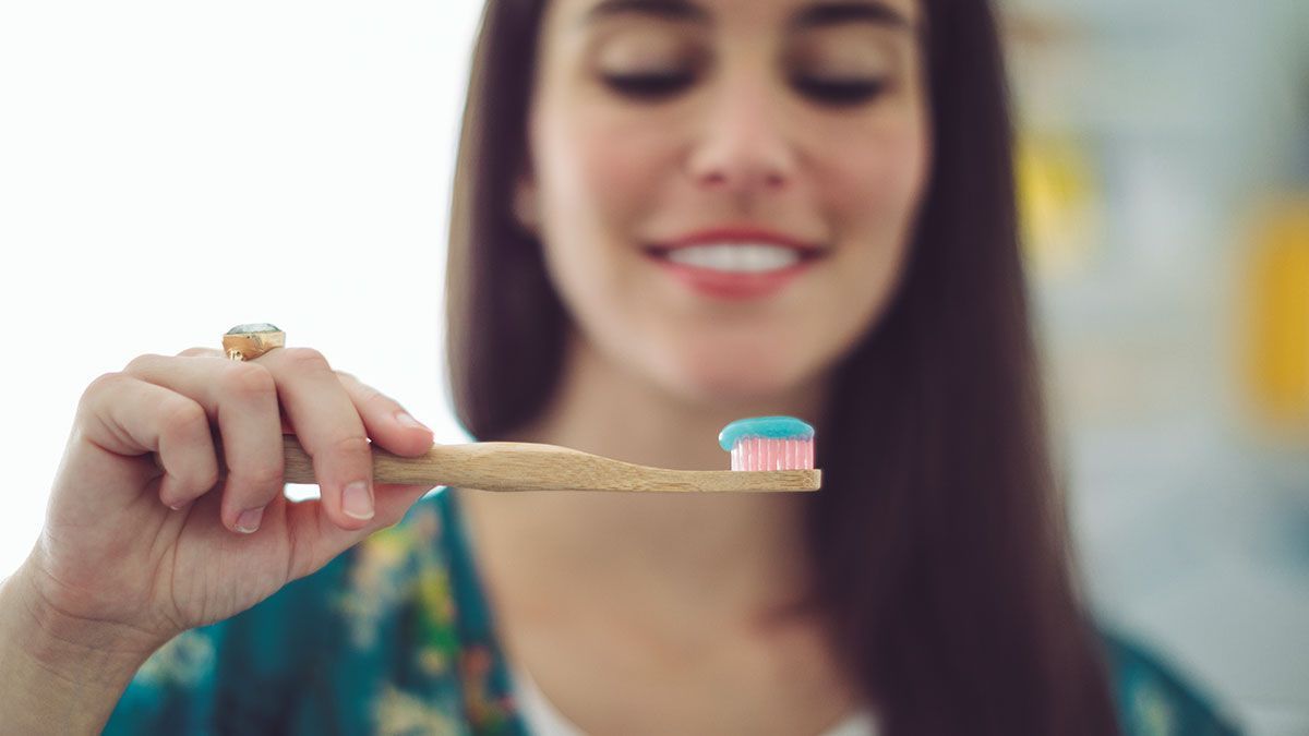 Zahnpasta selbermachen – und das mit ganz natürlichen Zutaten. Mit unserem Kokos DIY-Rezept kreiert ihr euch im Handumdrehen eure persönliche eco Zahnpasta!