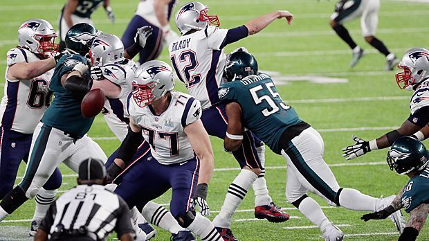 
                <strong>Wenigste Sacks im Super Bowl</strong><br>
                Negativrekord für einen Super Bowl ist die Anzahl der Sacks in Minneapolis. Lediglich einmal ging ein Quarterback im Endspiel zu Boden. Das war aber entscheidend, immerhin führte Brandon Grahams Strip Sack zum spielentscheidenden Fumble.
              