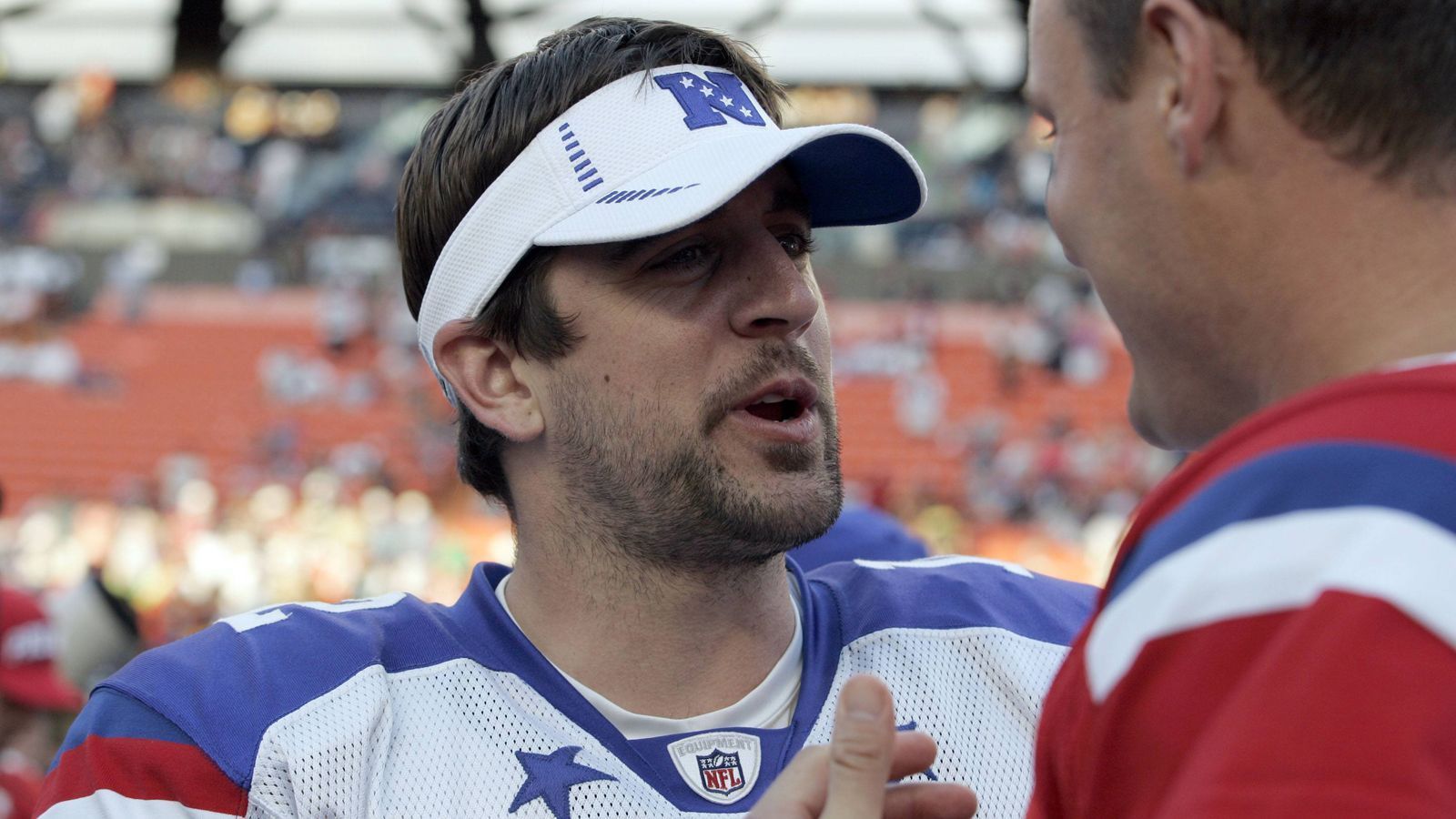 
                <strong>Pro-Bowl-Nominierungen</strong><br>
                Der letzte Punkt wird bei den Pro-Bowl-Nominierungen verteilt. Aaron Rodgers wurde bislang zehn Mal nominiert, Brady hingegen schon 15 Mal. Selbst wenn man lediglich die vergangenen zwölf Spielzeiten vergleicht, also den Zeitraum seit der ersten Pro-Bowl-Nominierung von Rodgers, liegt Brady mit 11:10 vorne. Der Punkt geht an Brady, aber - 5:4 für Rodgers
              