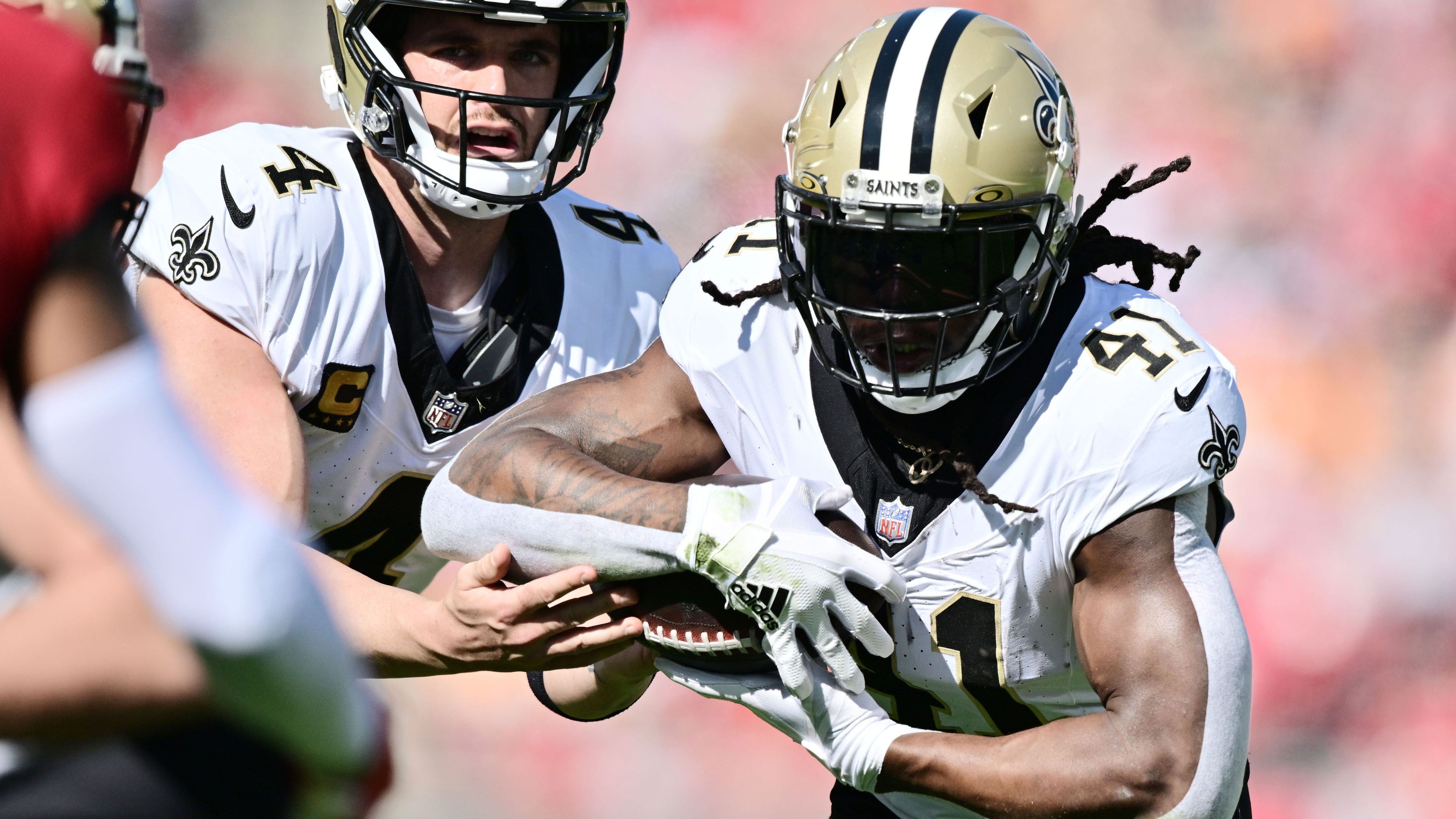 <strong>New Orleans Saints: Alvin Kamara</strong><br>Womöglich liegen die allerbesten Zeiten von Kamara bereits hinter ihm, aber in einem ansonsten sehr überschaubaren Saints-Team ist er immer noch ein Fixpunkt. Der Running Back kann nicht nur laufen, sondern auch Bälle fangen.