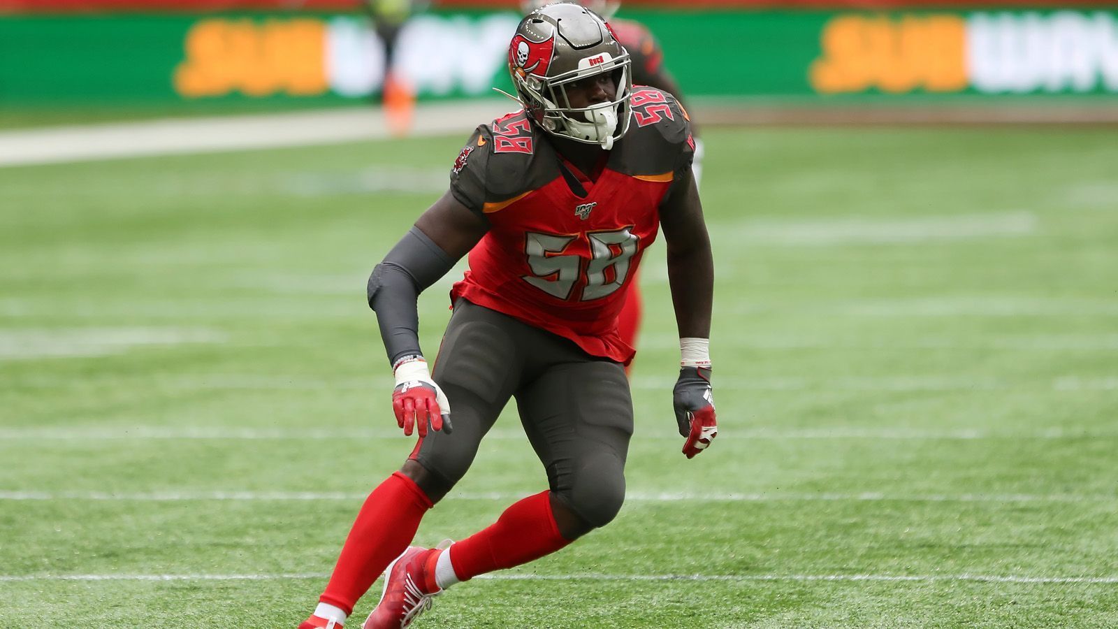 
                <strong>Die meisten Forced Fumbles</strong><br>
                Shaquil Barrett (Linebacker der Tampa Bay Buccaneers, im Bild), T.J. Watt (Pittsburgh Steelers) und Chandler Jones (Linebacker der Arizona Cardinals) mit jeweils Die Top 40 im Datencenter >>
              