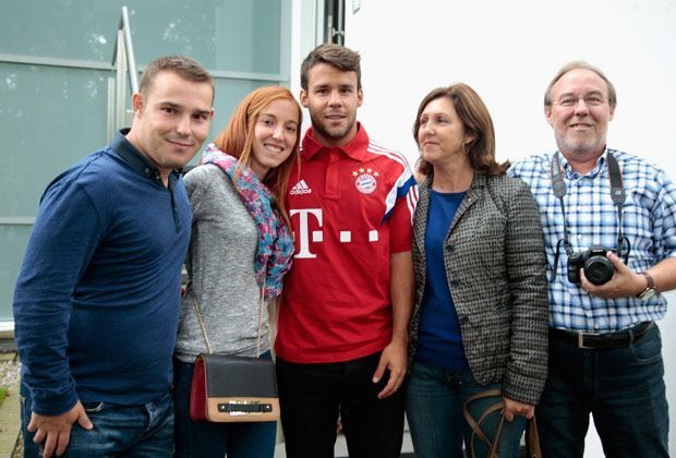 
                <strong>Gruppenbild mit Bayern-Star</strong><br>
                Bitte recht freundlich: Familie Bernat um Bruder Alejandro, Zwillingsschwester Ines, Bayern-Profi Juan, Mama Amparo und Papa Alejandro (v. l.) nehmen Aufstellung an der Säbener Straße. Das Familienoberhaupt ist bestens ausgerüstet, um die Eindrücke auf Foto festzuhalten.
              