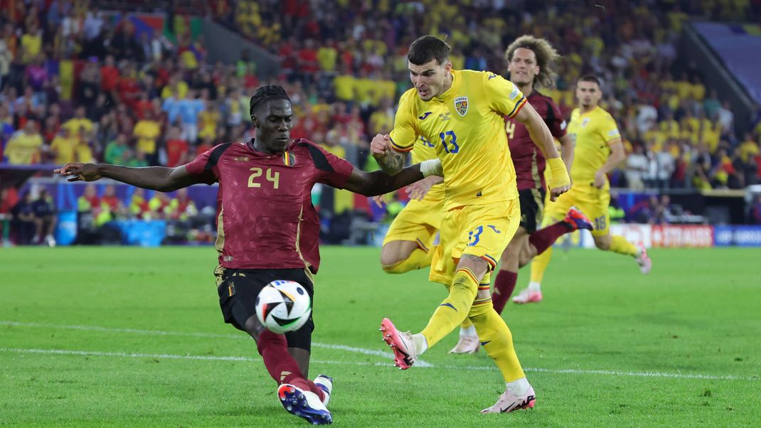 Belgiens Amadou Onana und Rumäniens Valentin Mihaila (r) ringen um den Ball.&nbsp;