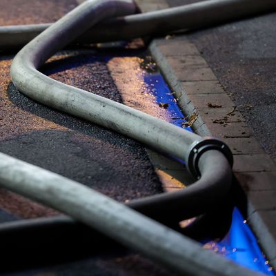 Feuerwehrschläuche auf der Straße